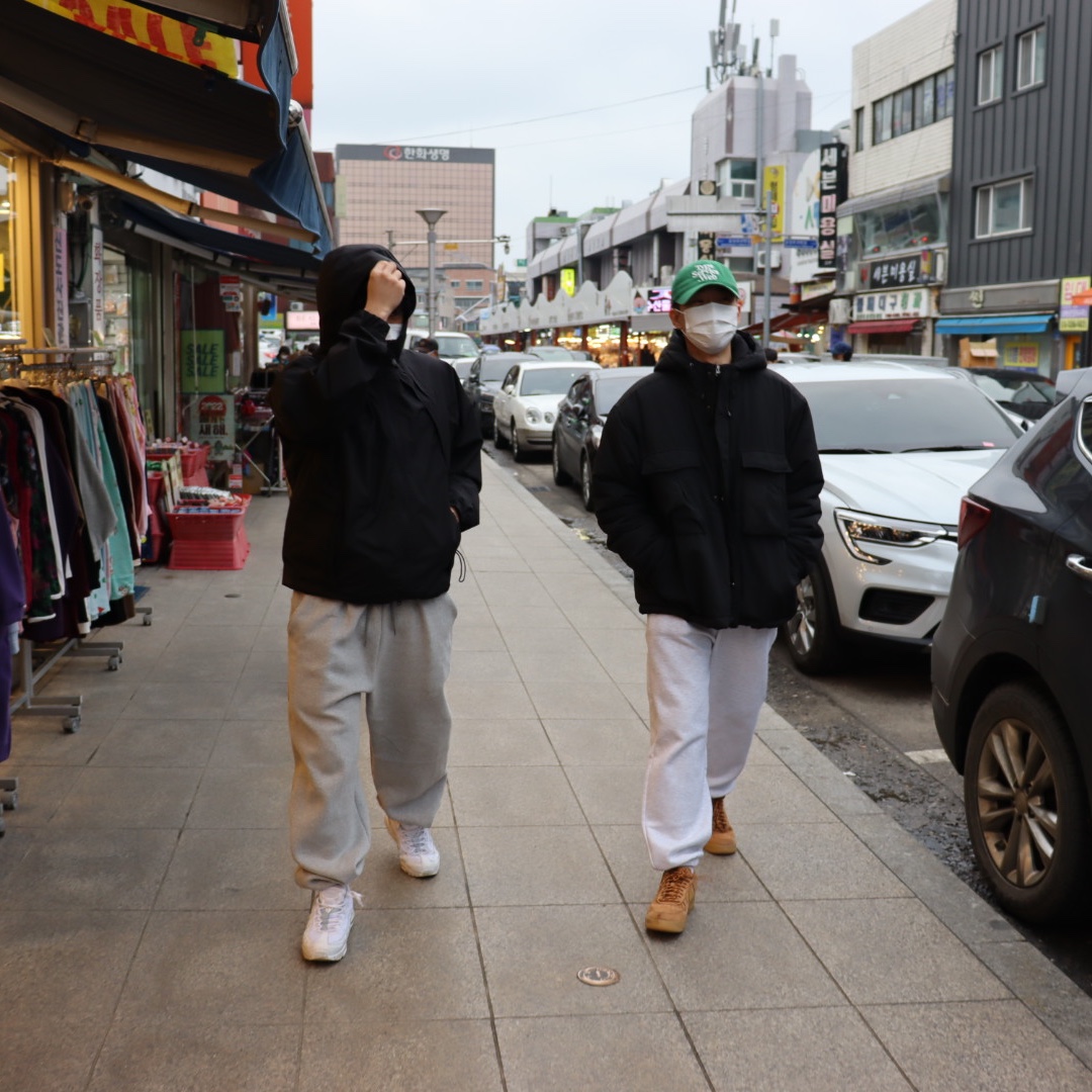 Nike Air Force 1 '07 WB Flax, Nike Air Max 95 Essential Triple White 착용 스타일 - 3