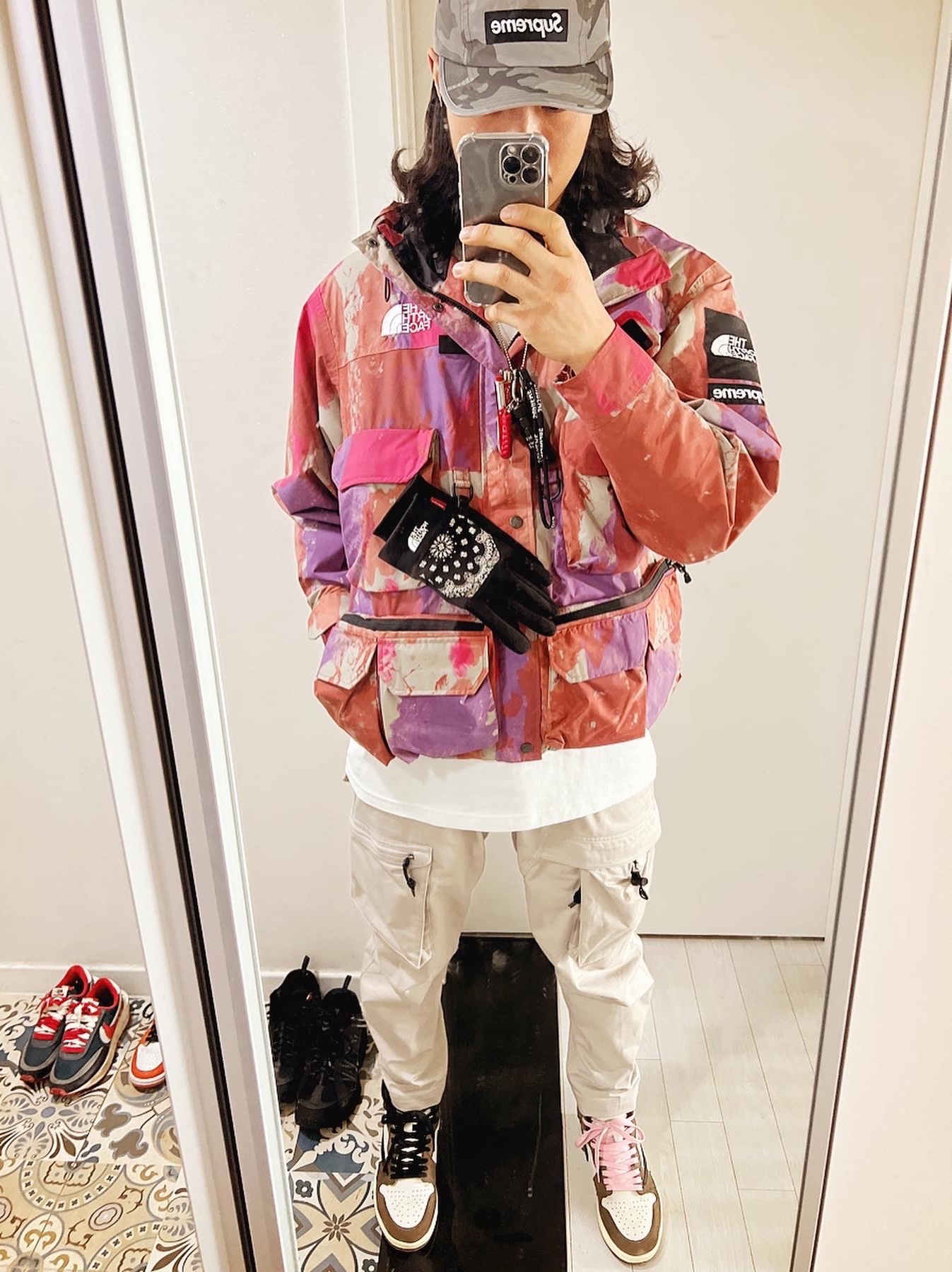Supreme x The North Face Cargo Jacket Multi-Color - 20SS, Jordan 1 x Travis Scott Retro High OG SP Mocha 착용 스타일 - 2