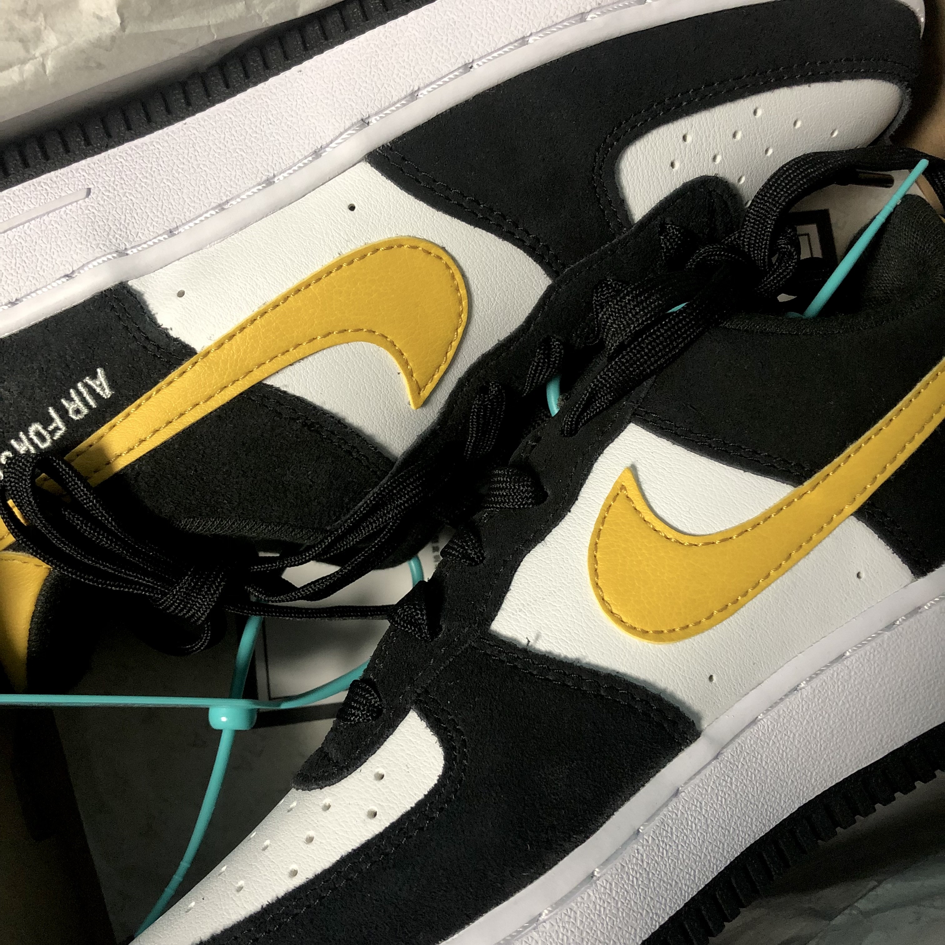 Nike Air Force 1 '07 LV8 Athletic Club Black Dark Sulfur 착용 스타일