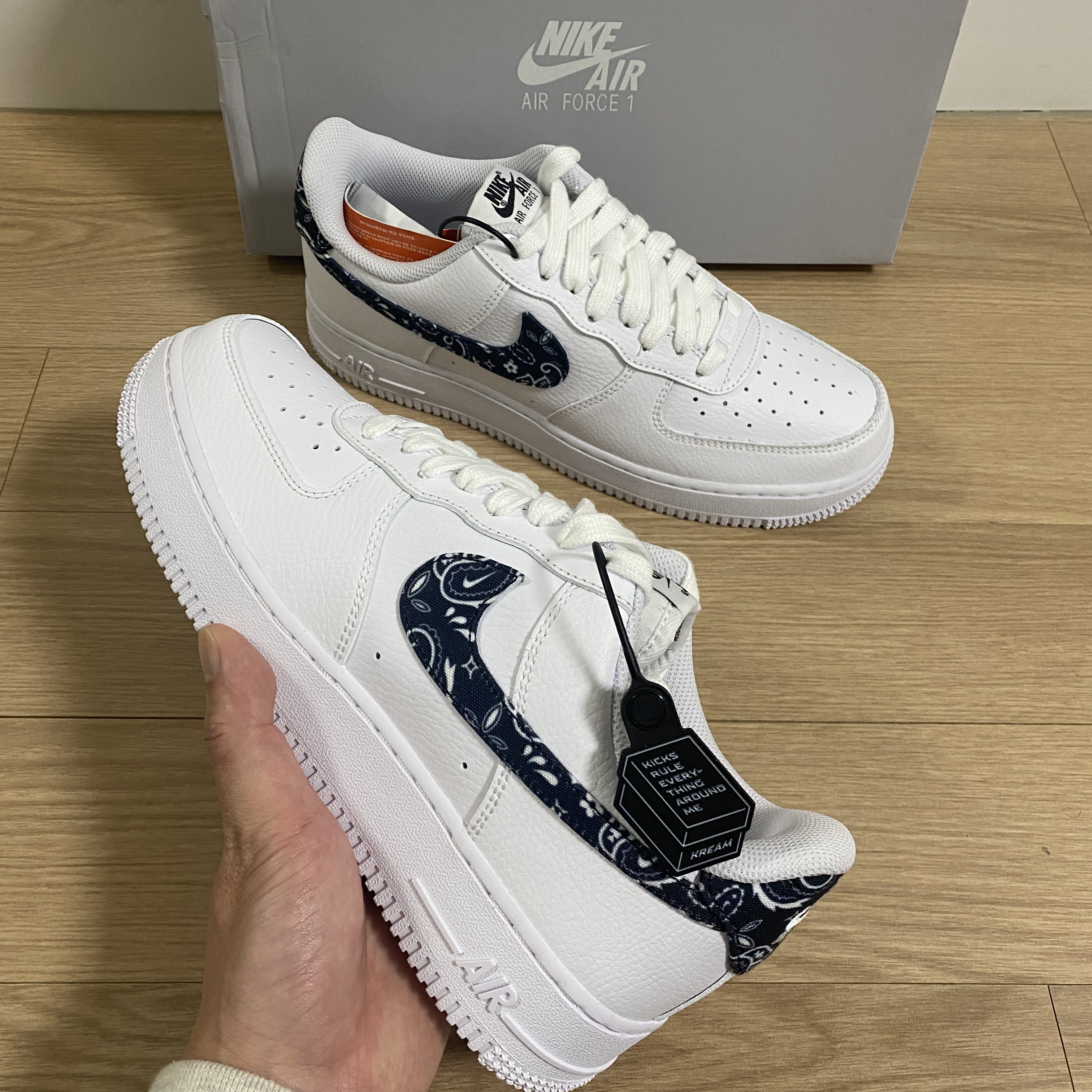 (W) Nike Air Force 1 '07 Essential Paisley Swoosh White Black 착용 스타일