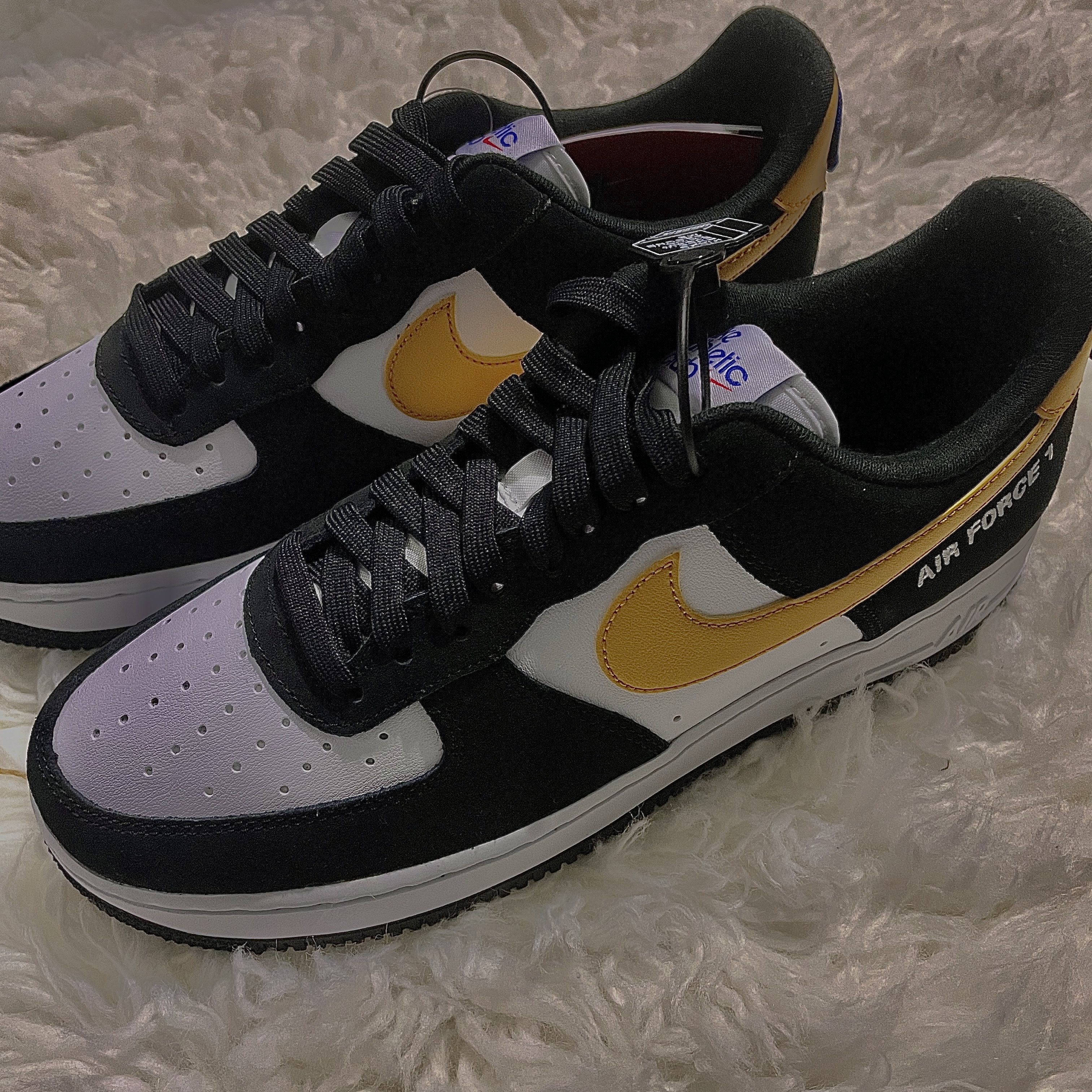 Nike Air Force 1 '07 LV8 Athletic Club Black Dark Sulfur 착용 스타일 - 3
