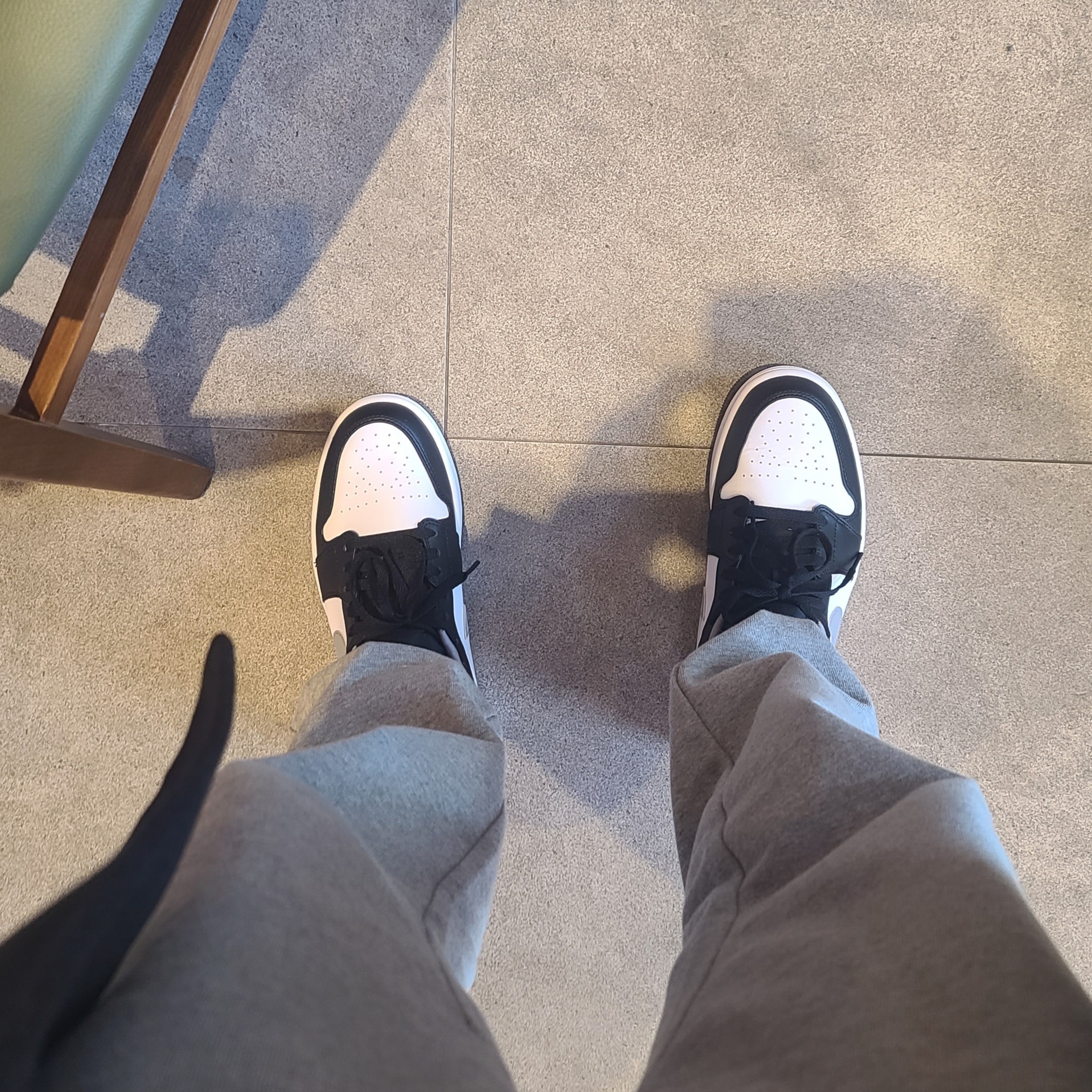 Jordan 1 Low Black Particle Grey 착용 스타일 - 2