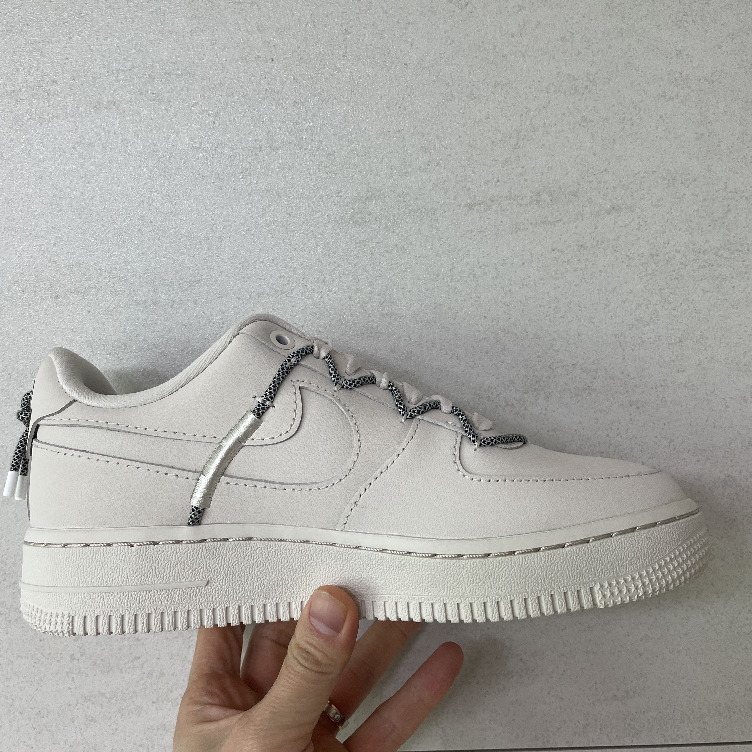 (W) Nike Air Force 1 '07 LX Light Orewood Brown 착용 스타일 - 1