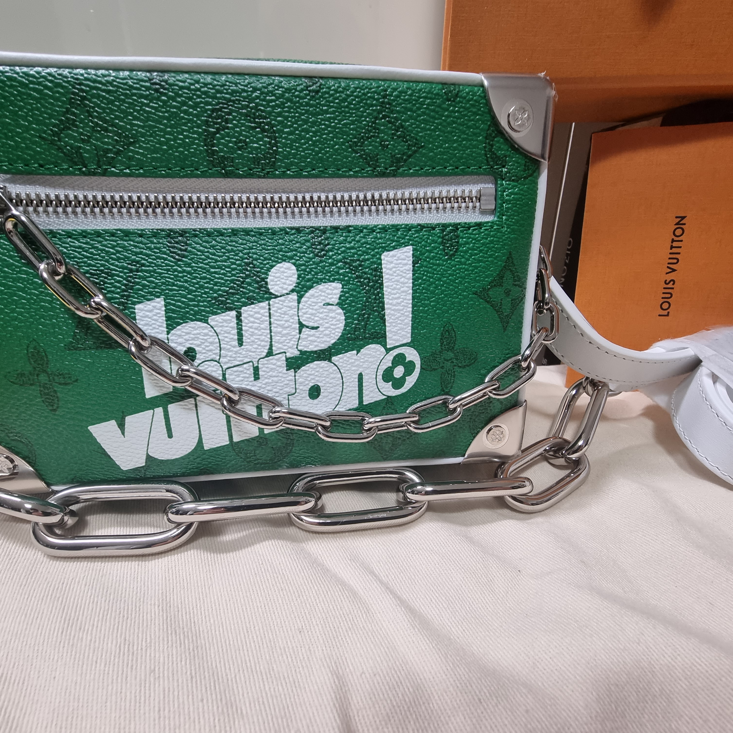Louis Vuitton Mini Soft Trunk Green Vintage Monogram 착용 스타일