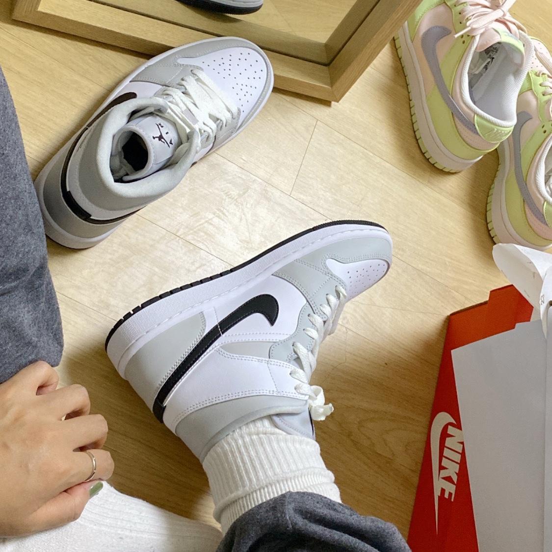 (W) Jordan 1 Mid Grey Fog 착용 스타일 - 2