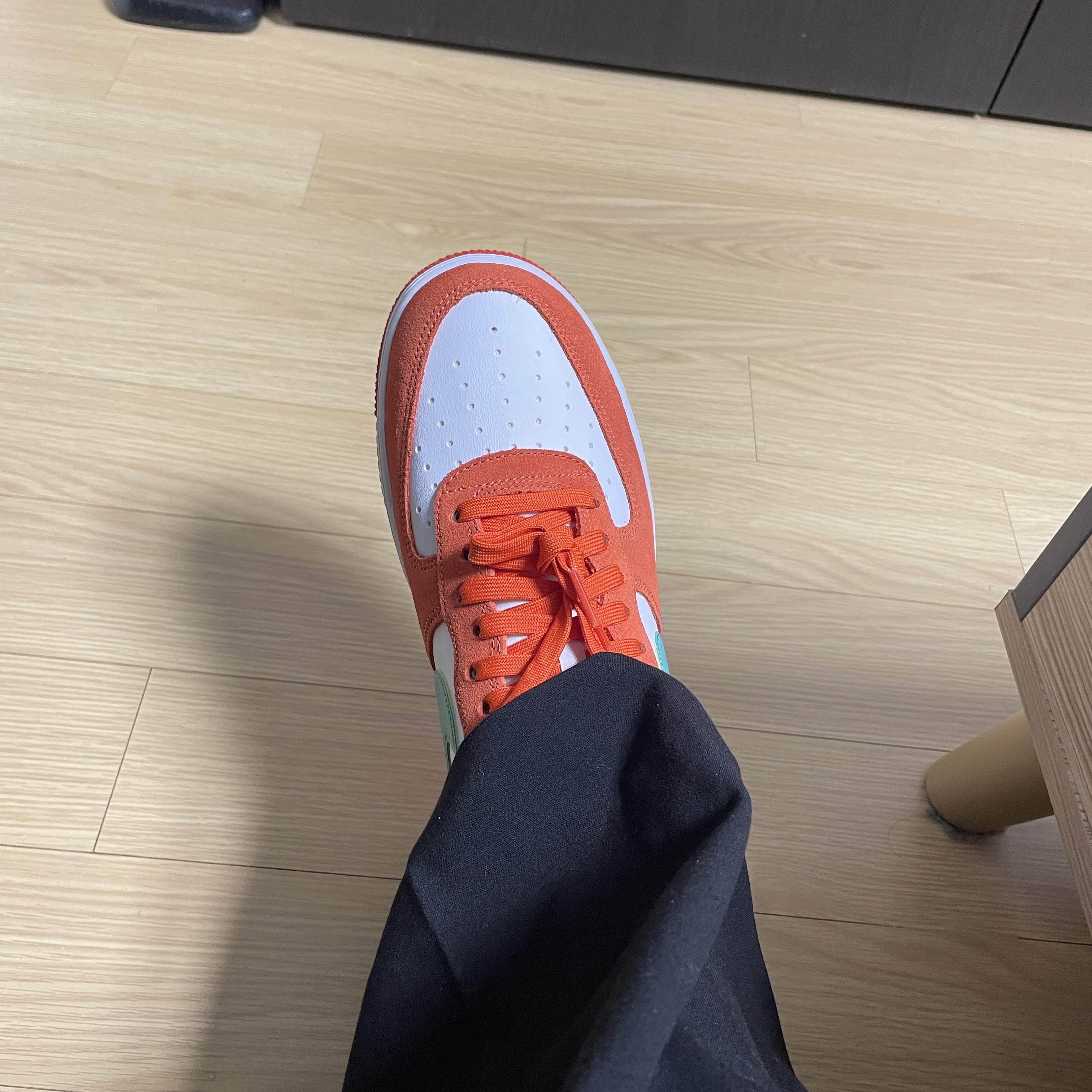 Nike Air Force 1 '07 LV8 Athletic Club Rush Orange Washed Teal 착용 스타일 - 2
