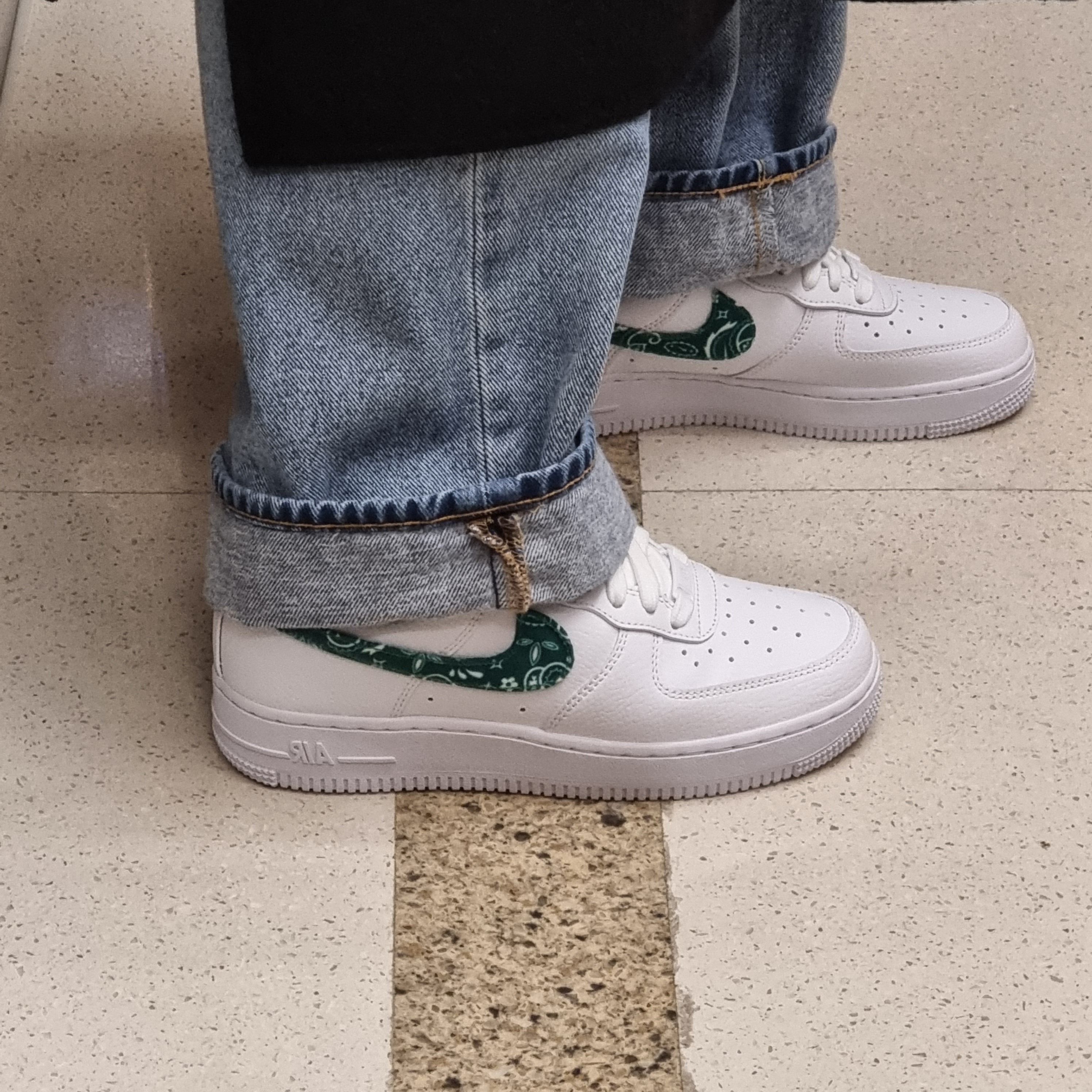 (W) Nike Air Force 1 '07 Essential Paisley Swoosh White Malachite 착용 스타일
