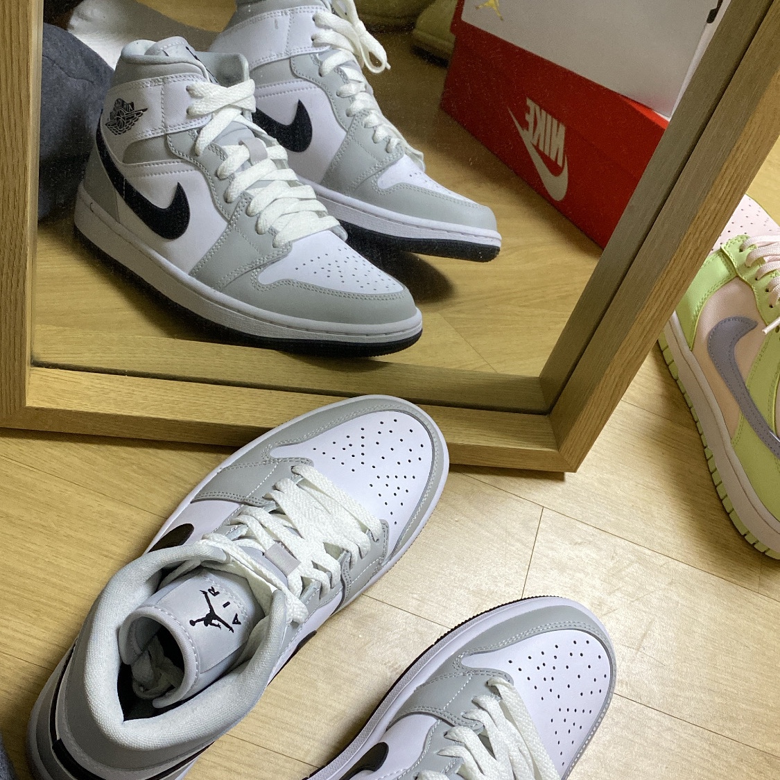(W) Jordan 1 Mid Grey Fog 착용 스타일 - 1