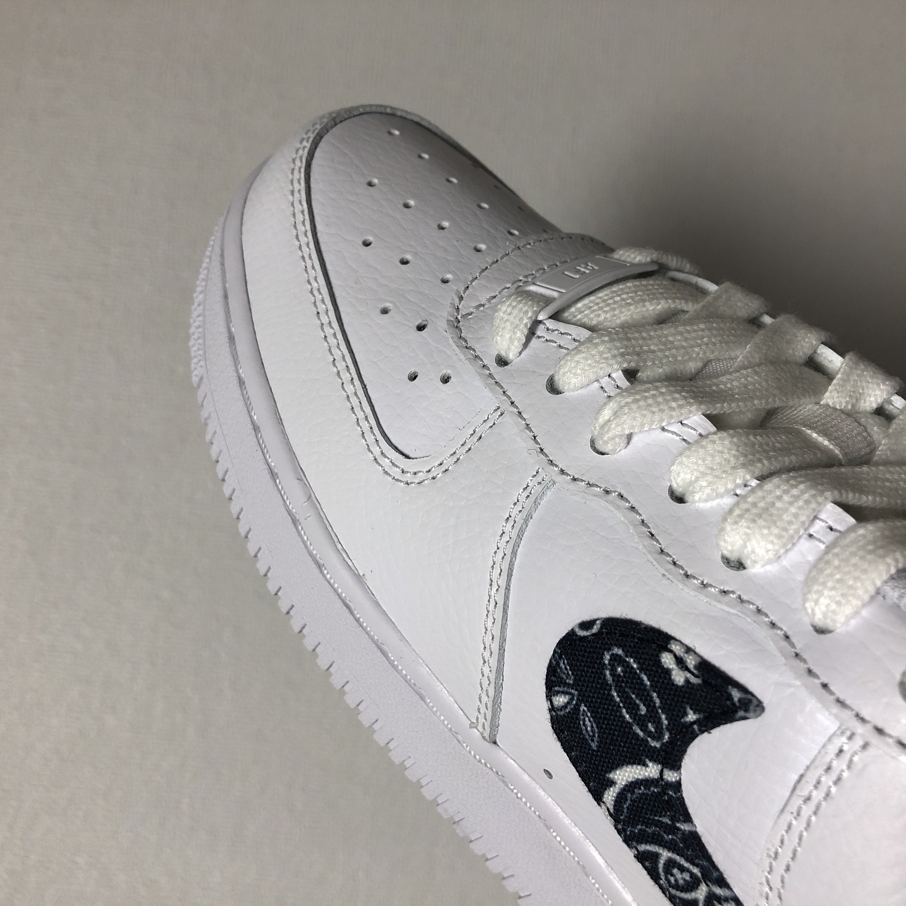 (W) Nike Air Force 1 '07 Essential Paisley Swoosh White Black 착용 스타일 - 2