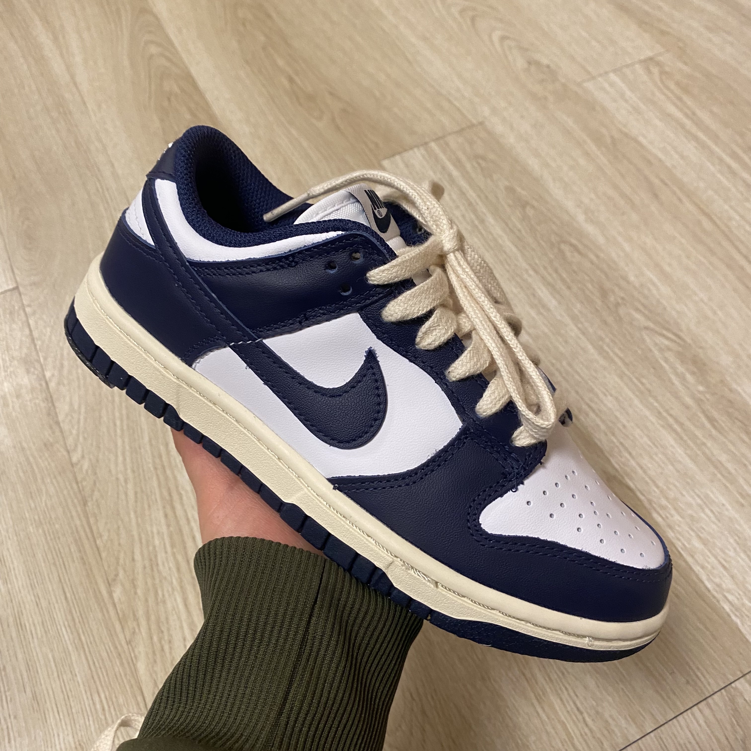 (W) Nike Dunk Low Vintage Midnight Navy 착용 스타일 - 2