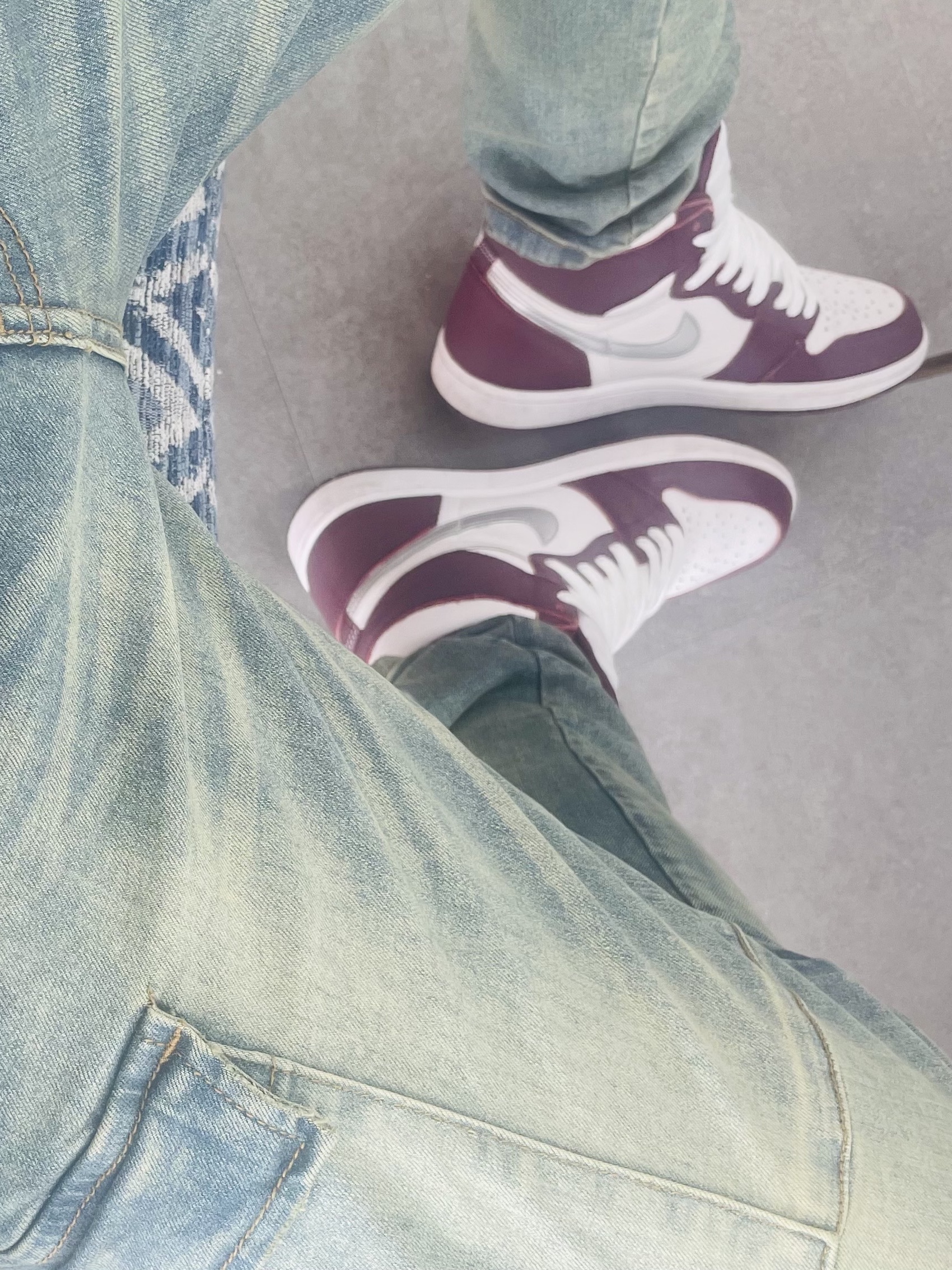 Jordan 1 Retro High OG Bordeaux 착용 스타일 - 2