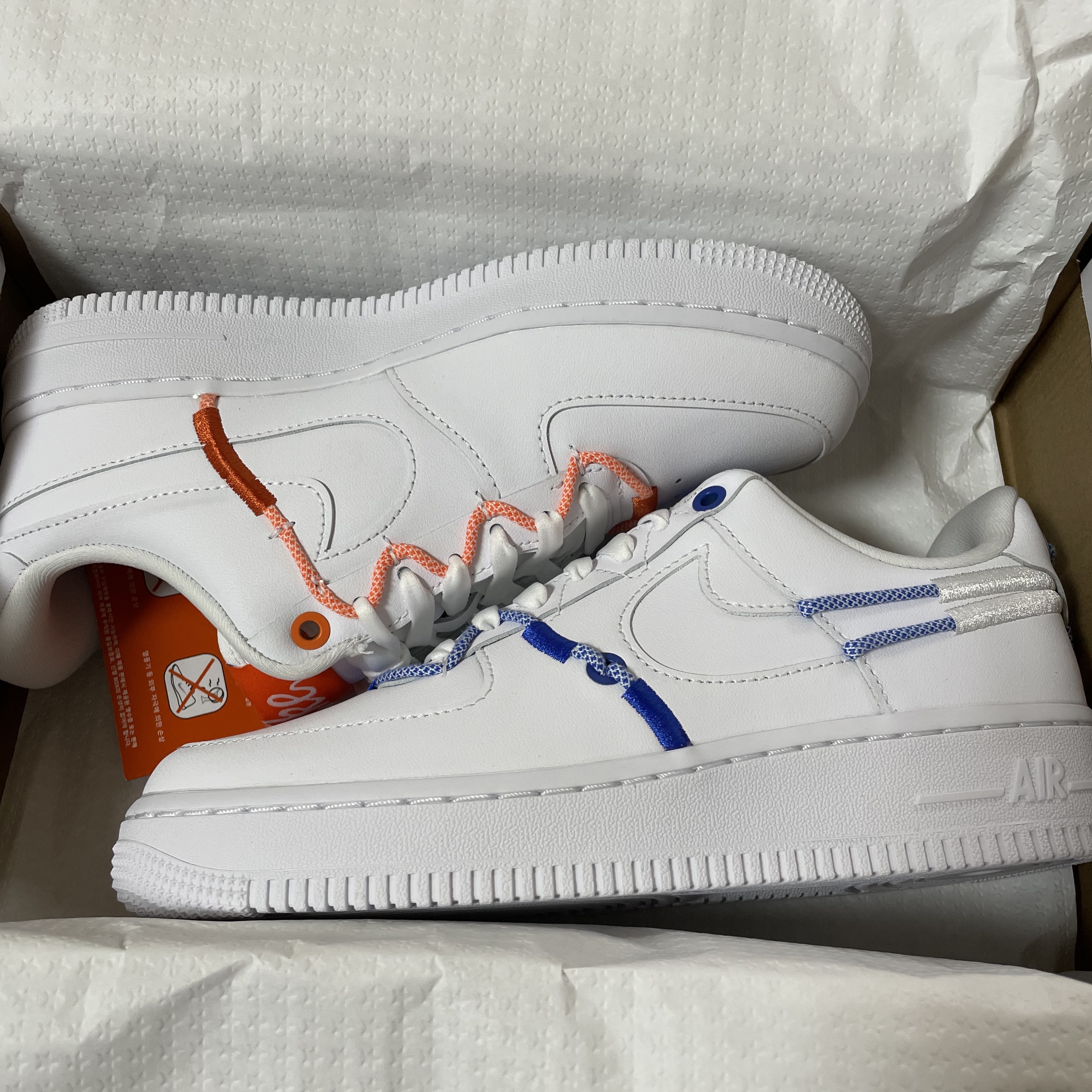 (W) Nike Air Force 1 '07 LX White Safety Orange 착용 스타일 - 2