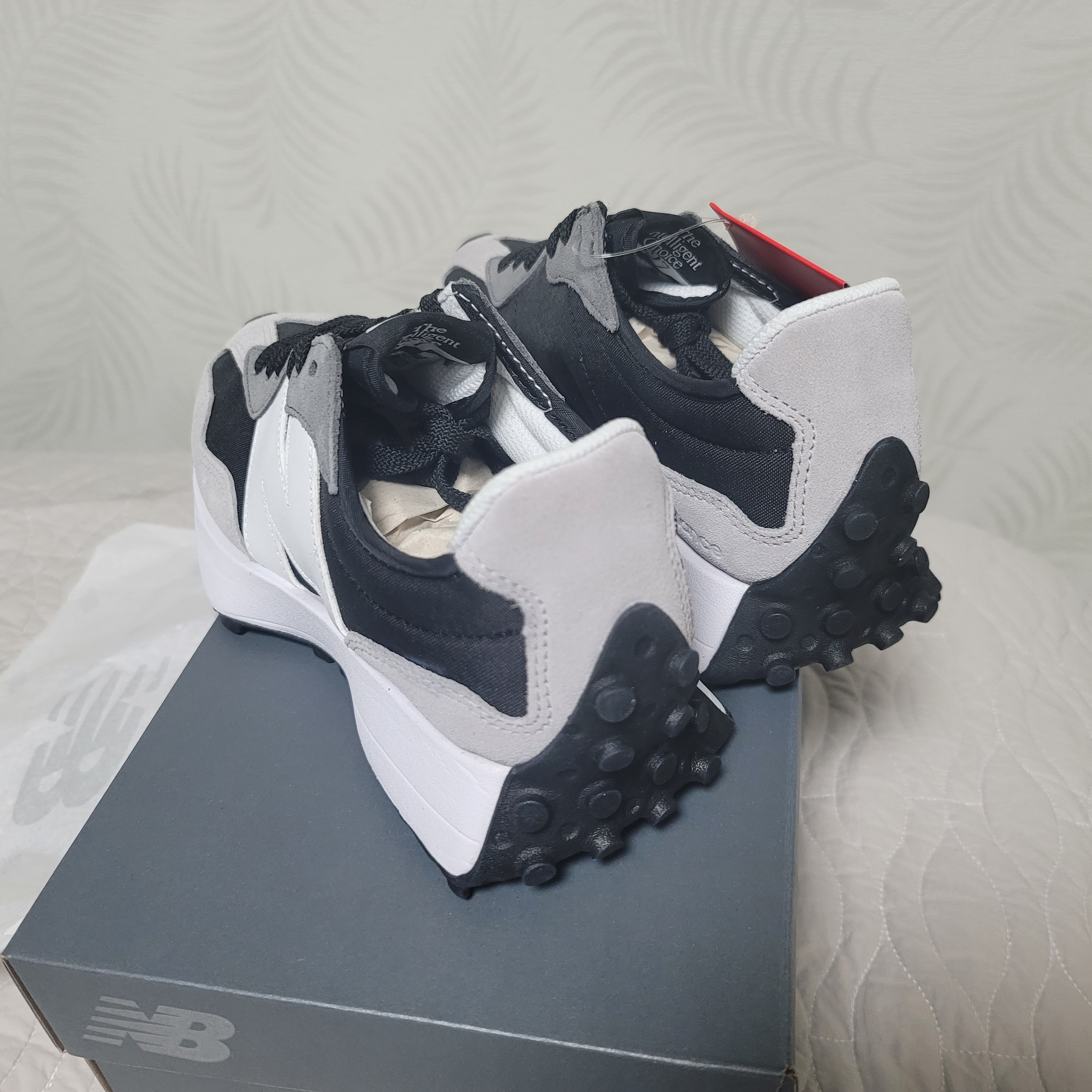 New Balance 327 Black Grey 착용 스타일 - 2