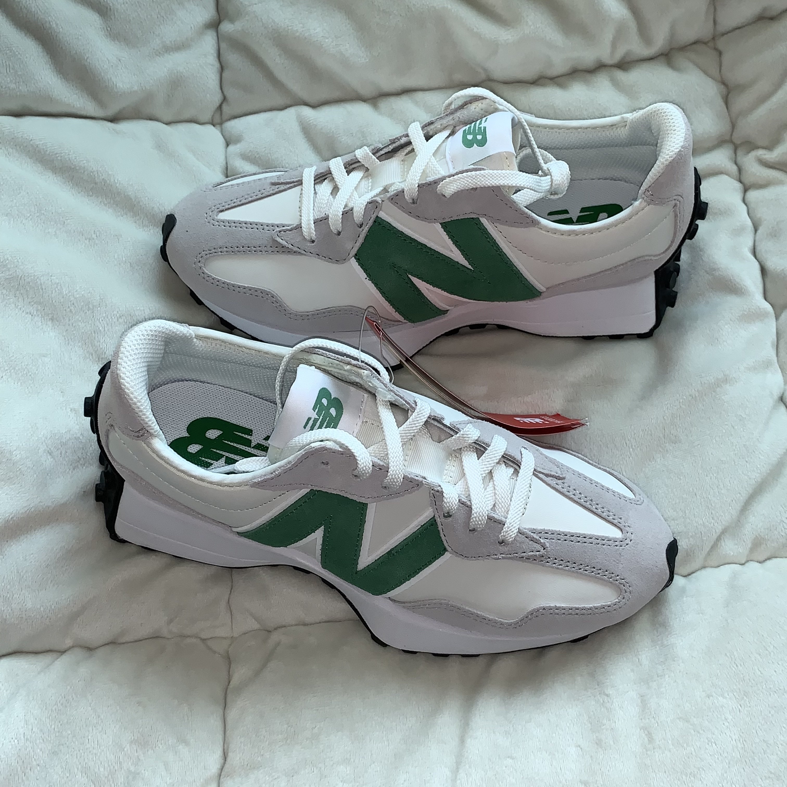 (W) New Balance 327 Rain Cloud Varsity Green 착용 스타일 - 2