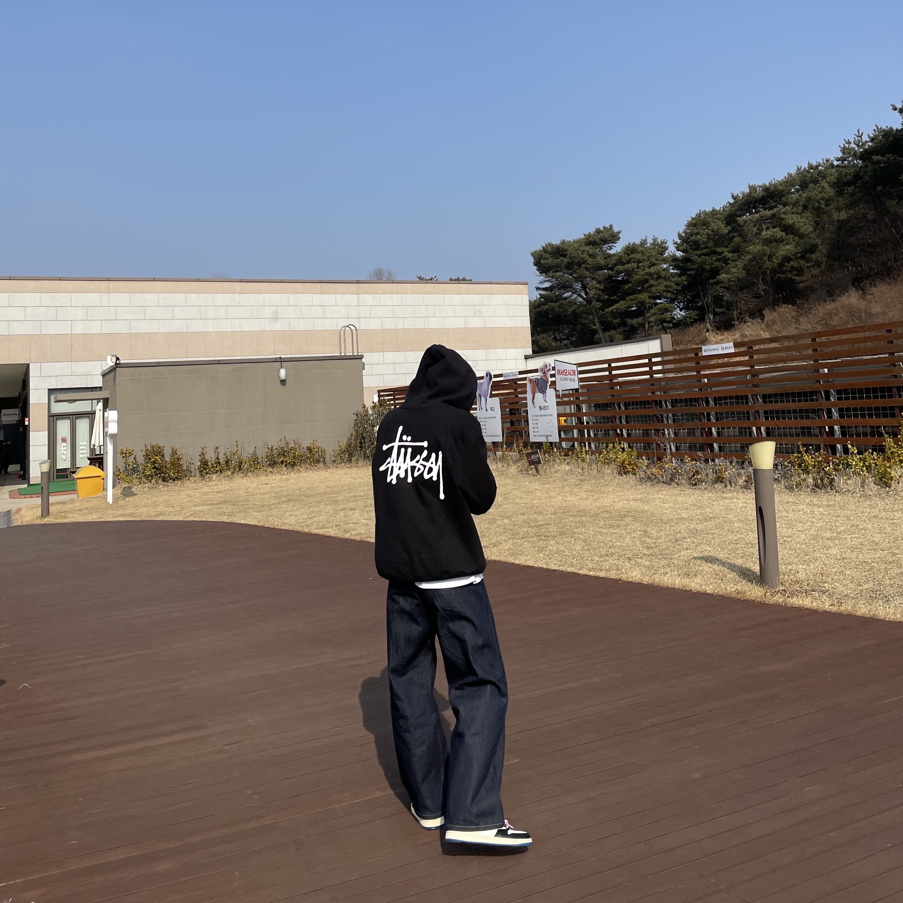 Stussy Basic Stussy Hoodie Black 2021, Jordan 1 x Travis Scott x Fragment Retro Low OG SP Military Blue 착용 스타일 - 1