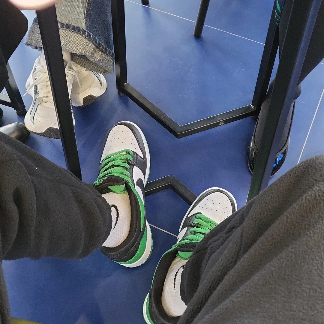 Nike SB Dunk Low Pro Black and Classic Green 착용 스타일