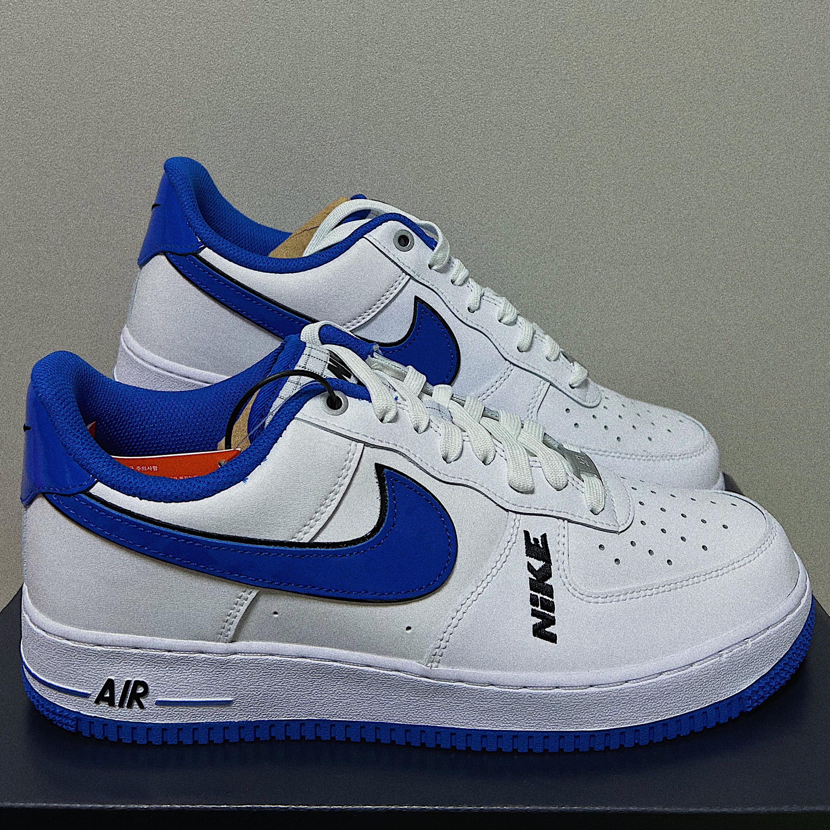 Nike Air Force 1 '07 LV8 White Game Royal 착용 스타일