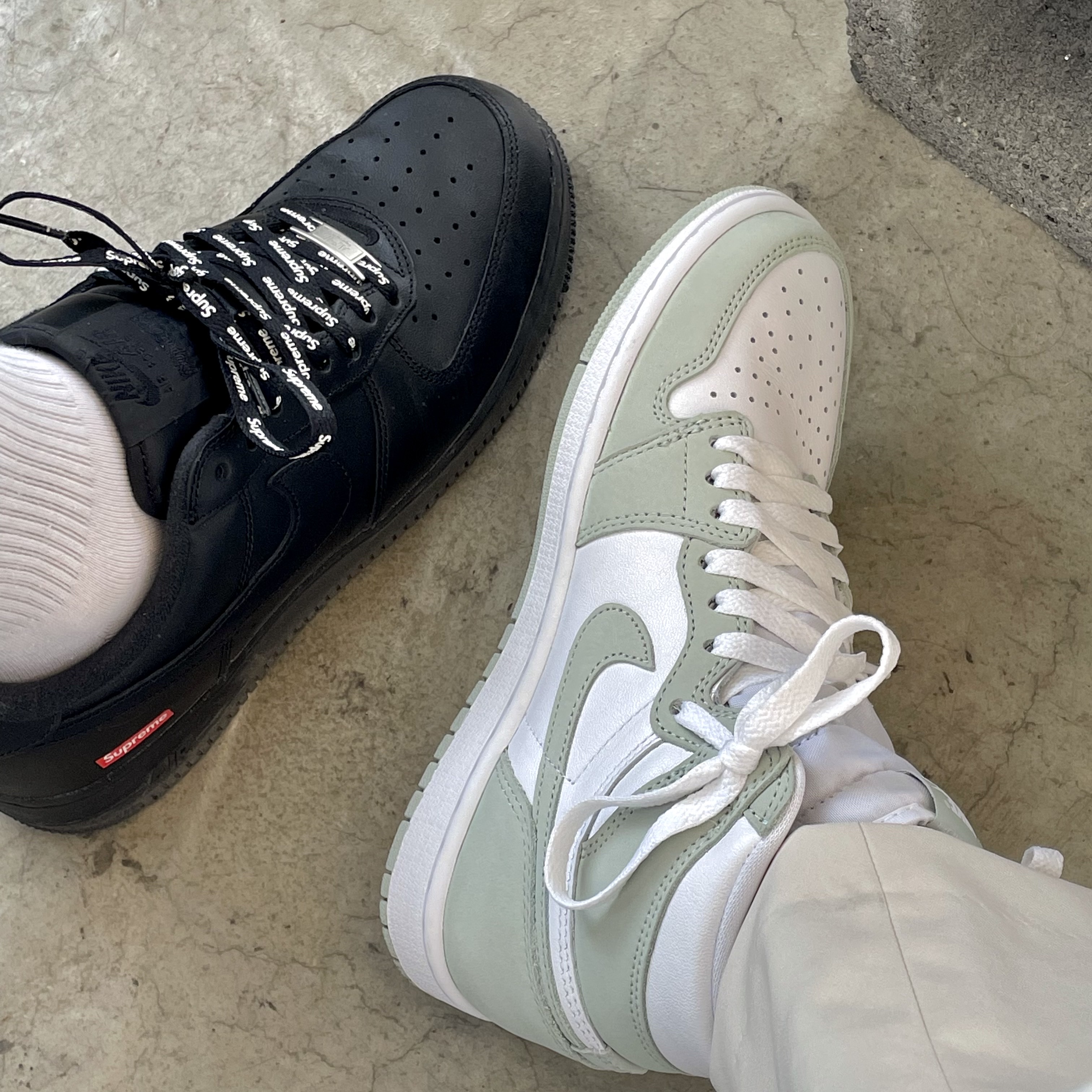 Nike x Supreme Air Force 1 Low Black, (W) Jordan 1 Retro High OG Seafoam 착용 스타일
