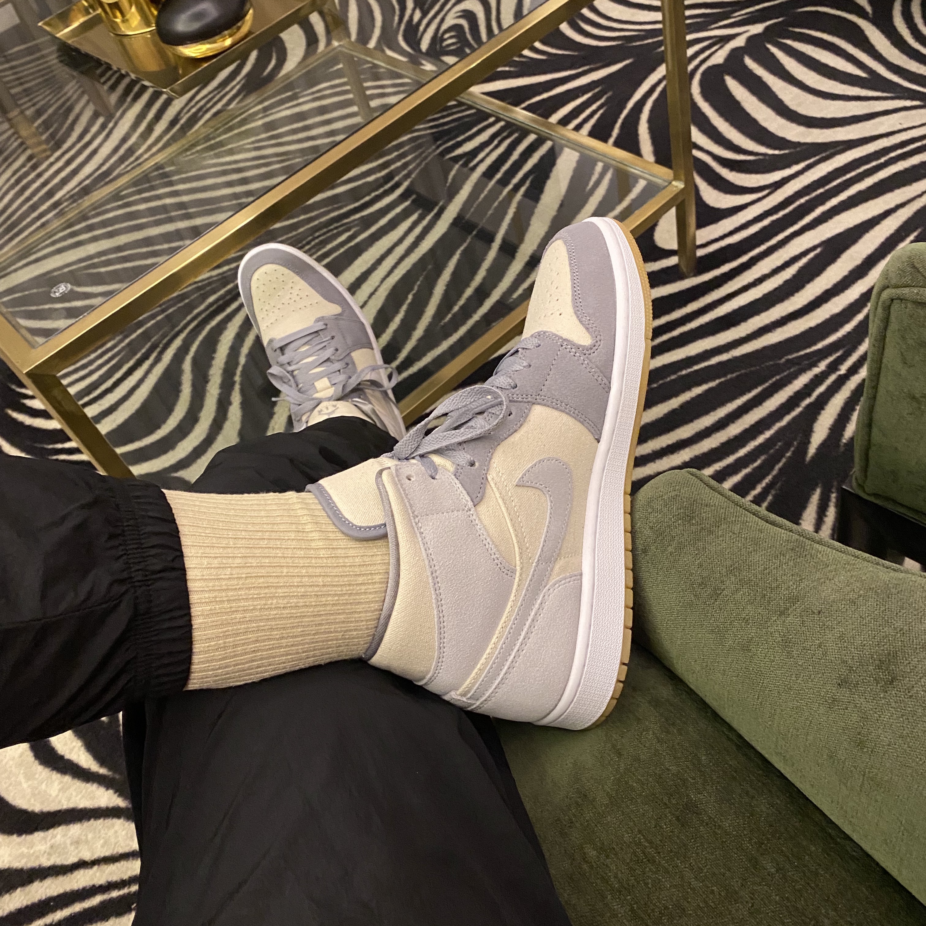 Jordan 1 Mid SE Coconut Milk Particle Grey 착용 스타일