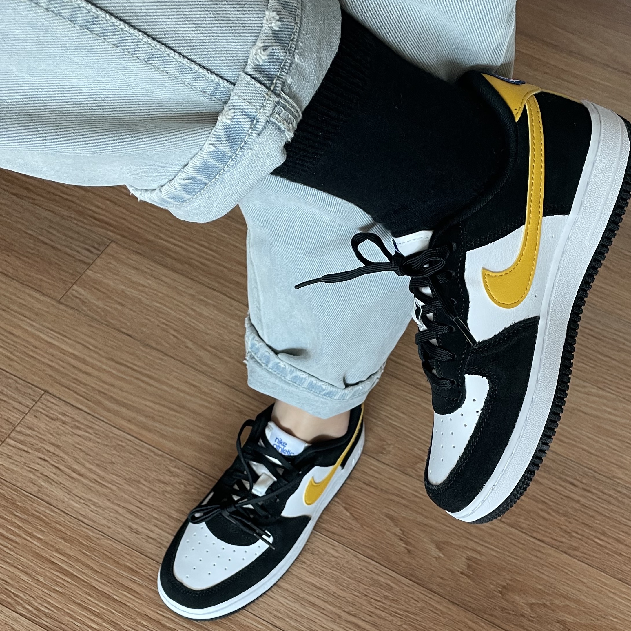 Nike Air Force 1 '07 LV8 Athletic Club Black Dark Sulfur 착용 스타일 - 1