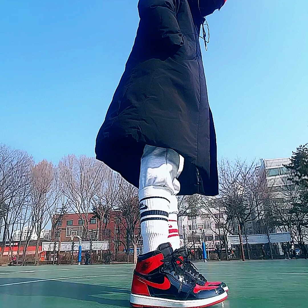Jordan 1 Retro High OG Patent Bred 착용 스타일 - 3