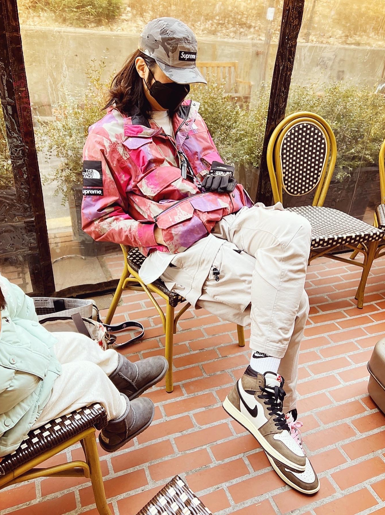 Supreme x The North Face Cargo Jacket Multi-Color - 20SS, Jordan 1 x Travis Scott Retro High OG SP Mocha 착용 스타일 - 1