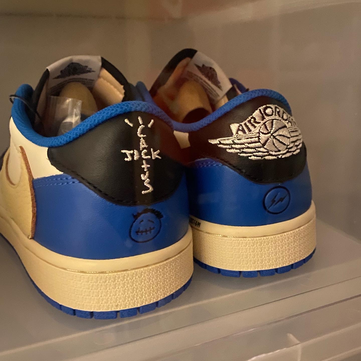 Jordan 1 x Travis Scott x Fragment Retro Low OG SP Military Blue, Nike x Travis Scott Air Max 270 React Cactus Trails 착용 스타일 - 2