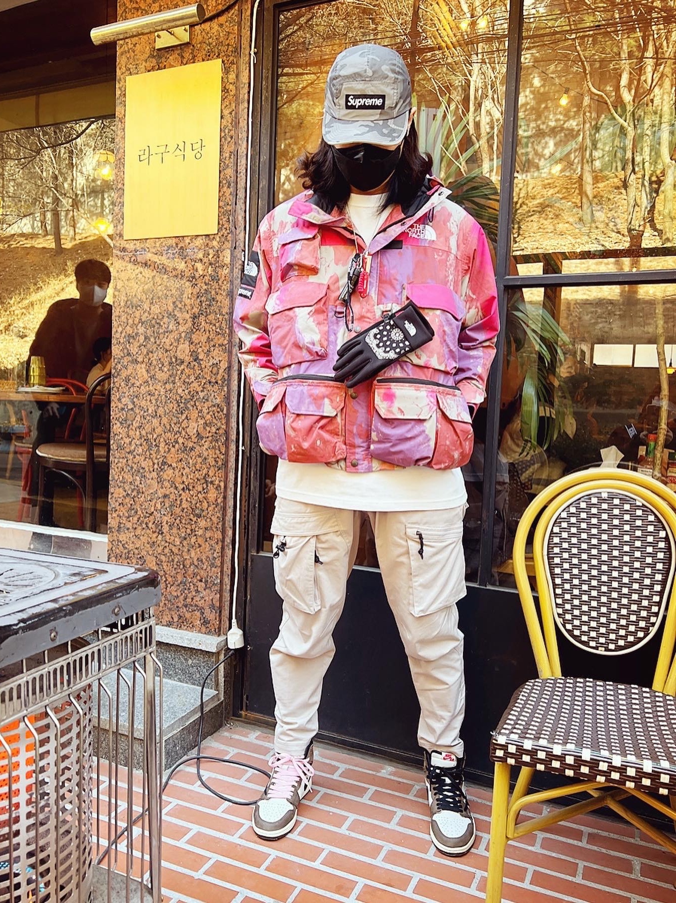 Supreme x The North Face Cargo Jacket Multi-Color - 20SS, Jordan 1 x Travis Scott Retro High OG SP Mocha 착용 스타일 - 2