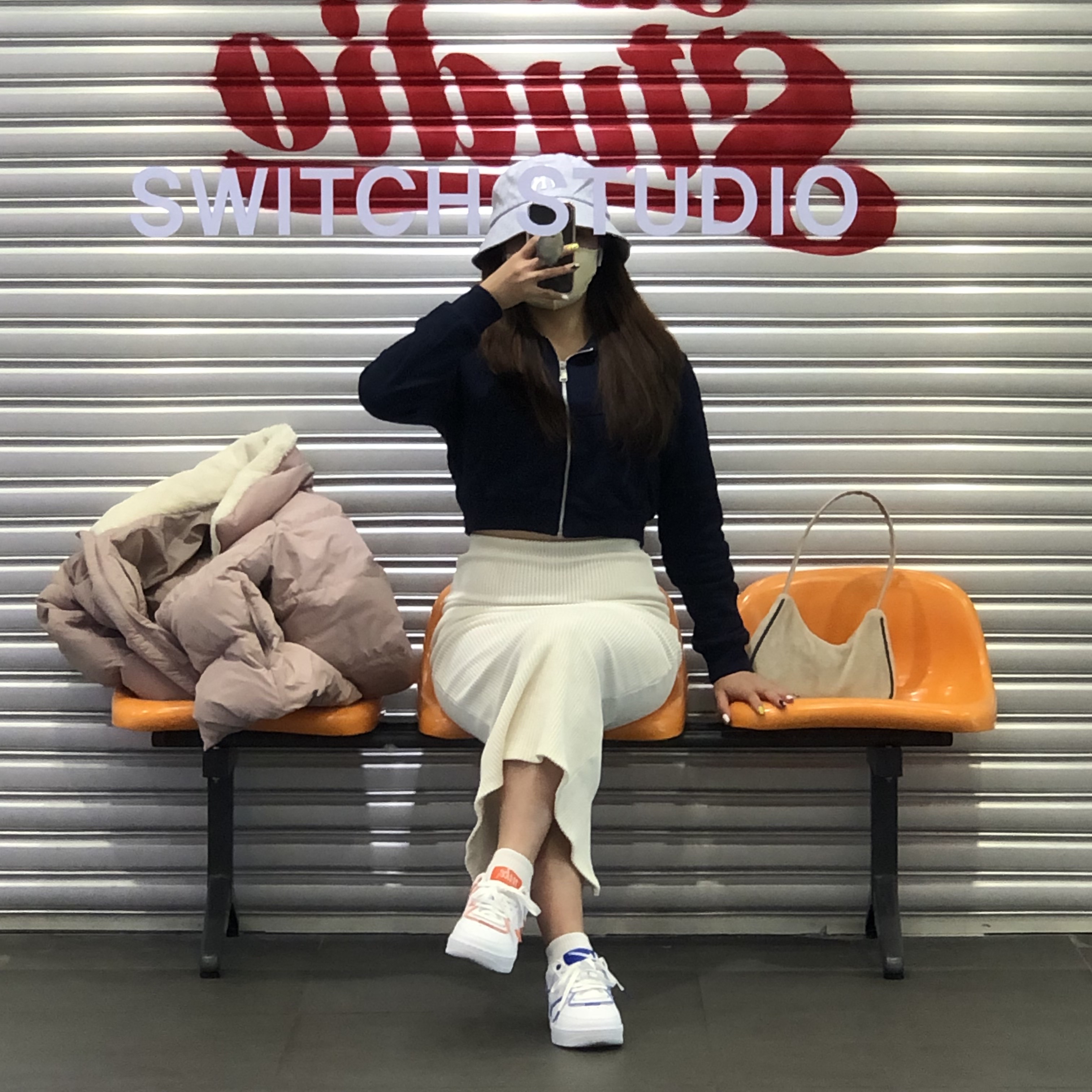 (W) Nike Air Force 1 '07 LX White Safety Orange 착용 스타일 - 1