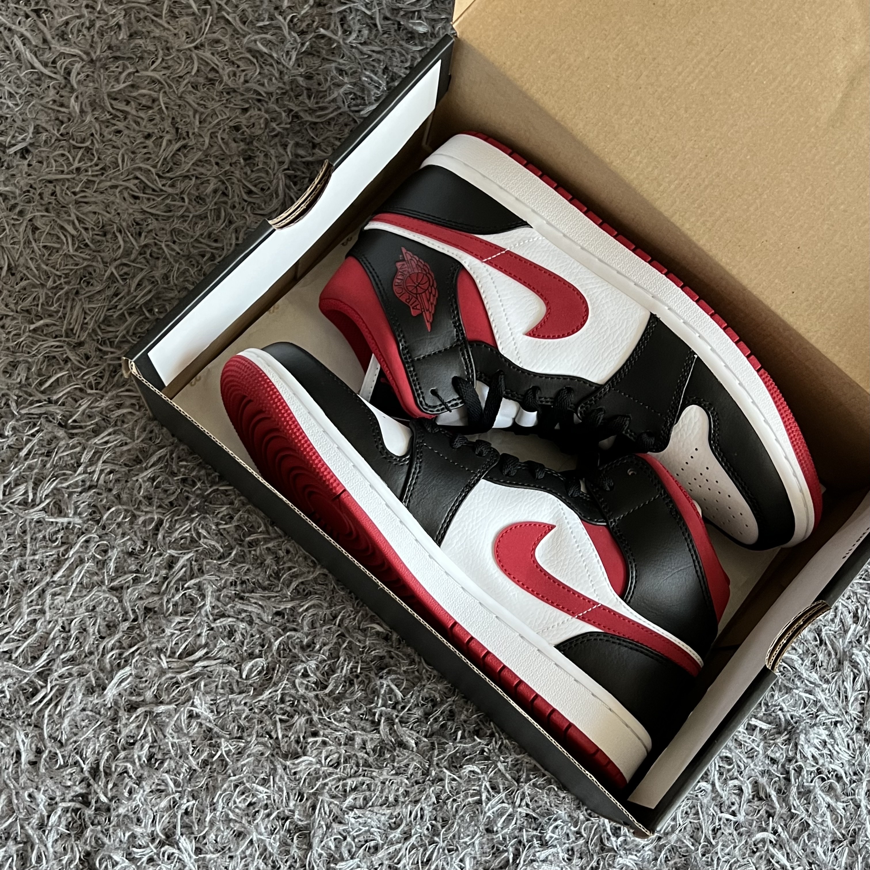 Jordan 1 Mid Gym Red Black White 착용 스타일 - 1