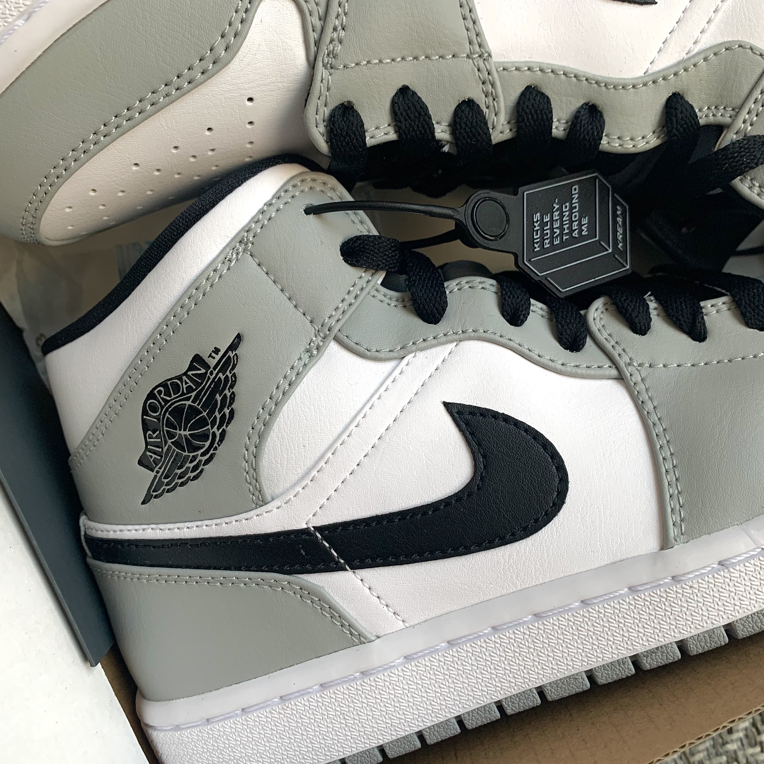 Jordan 1 Mid Light Smoke Grey 착용 스타일 - 2