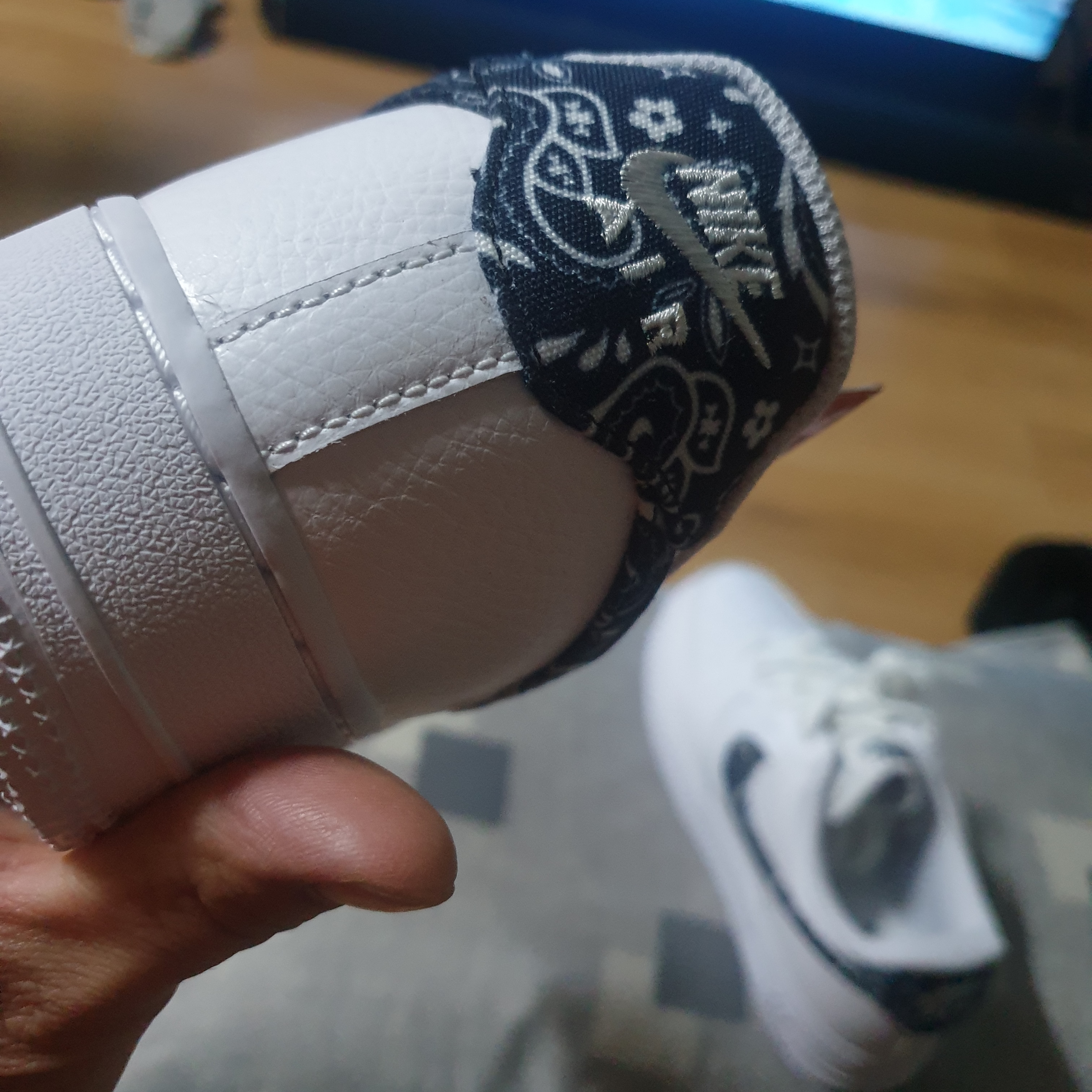 (W) Nike Air Force 1 '07 Essential Paisley Swoosh White Black 착용 스타일 - 1