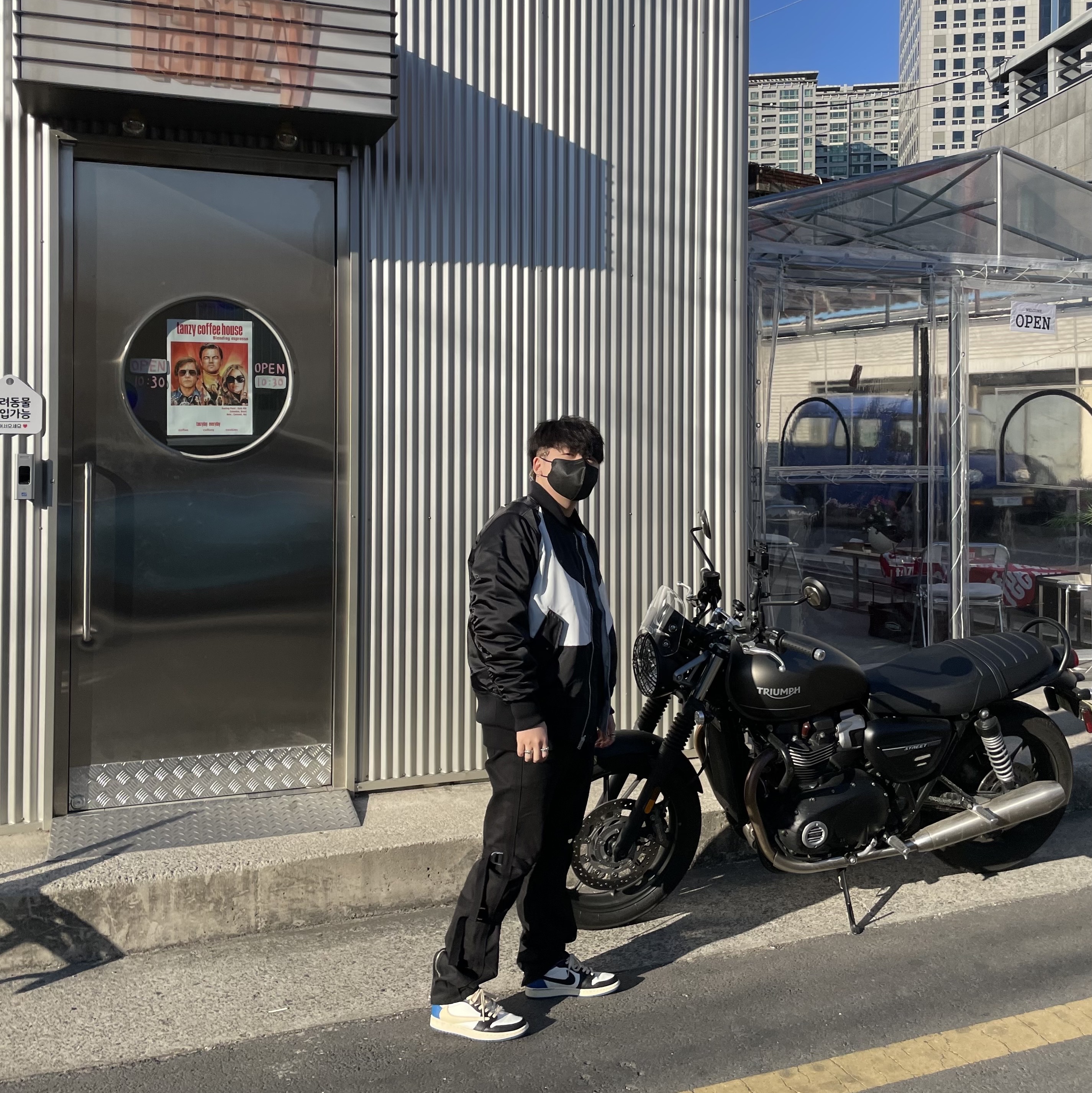 Jordan 1 x Travis Scott x Fragment Retro Low OG SP Military Blue, Nike NSW Swoosh Therma-Fit Bomber Black - Asia 착용 스타일 - 3