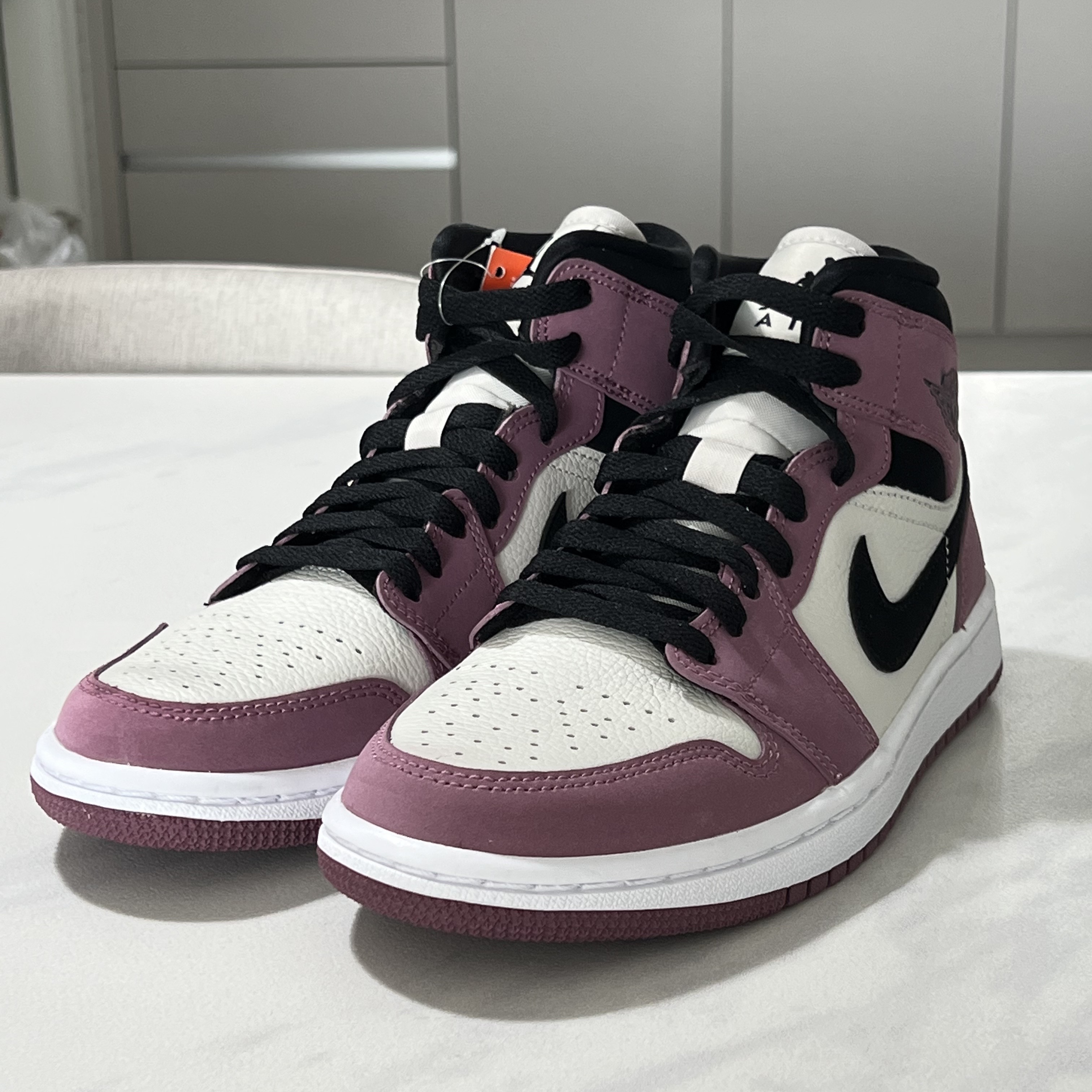 (W) Jordan 1 Mid SE Light Mulberry 착용 스타일 - 1
