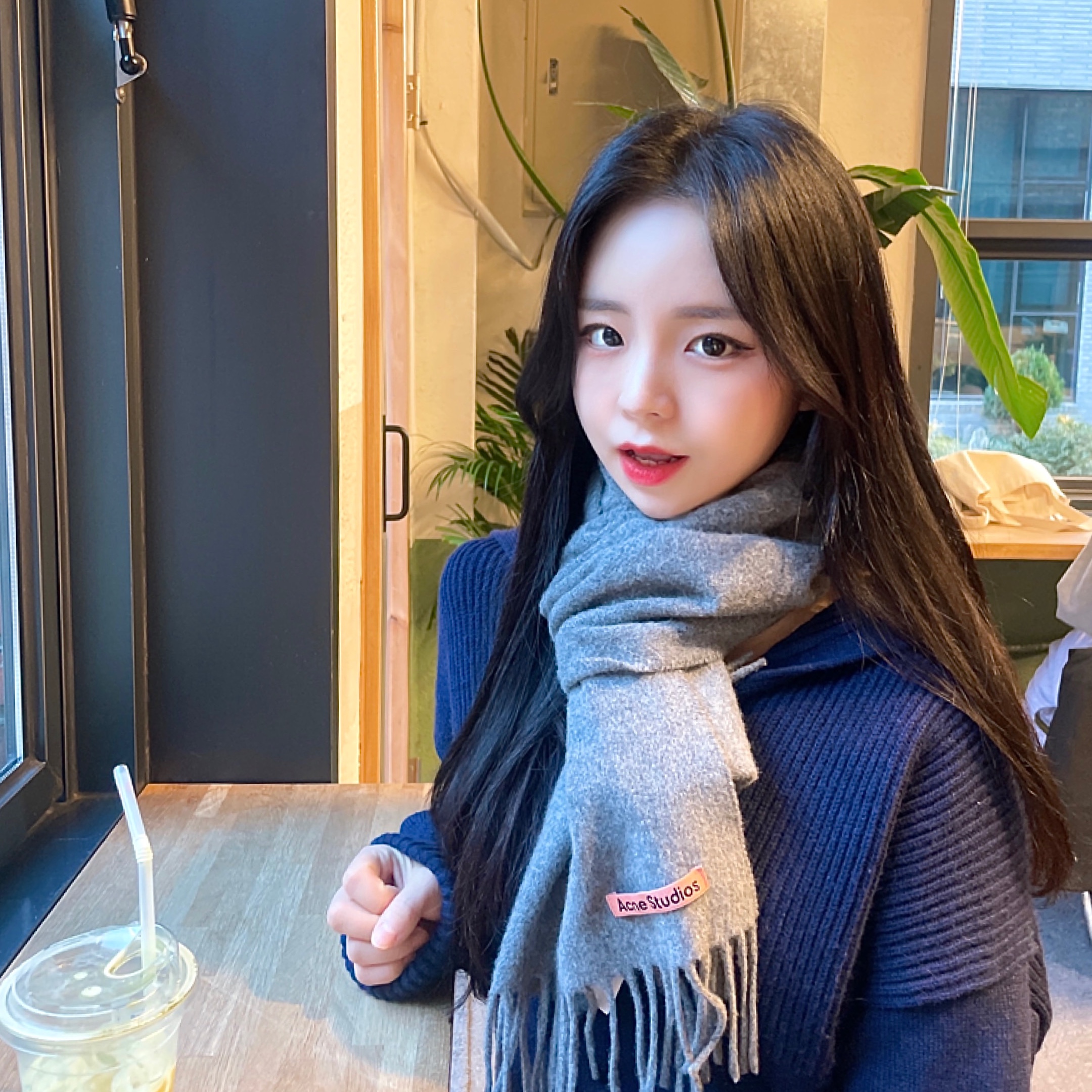 Acne Studios Canada Narrow New Wool Muffler Grey Melange 착용 스타일