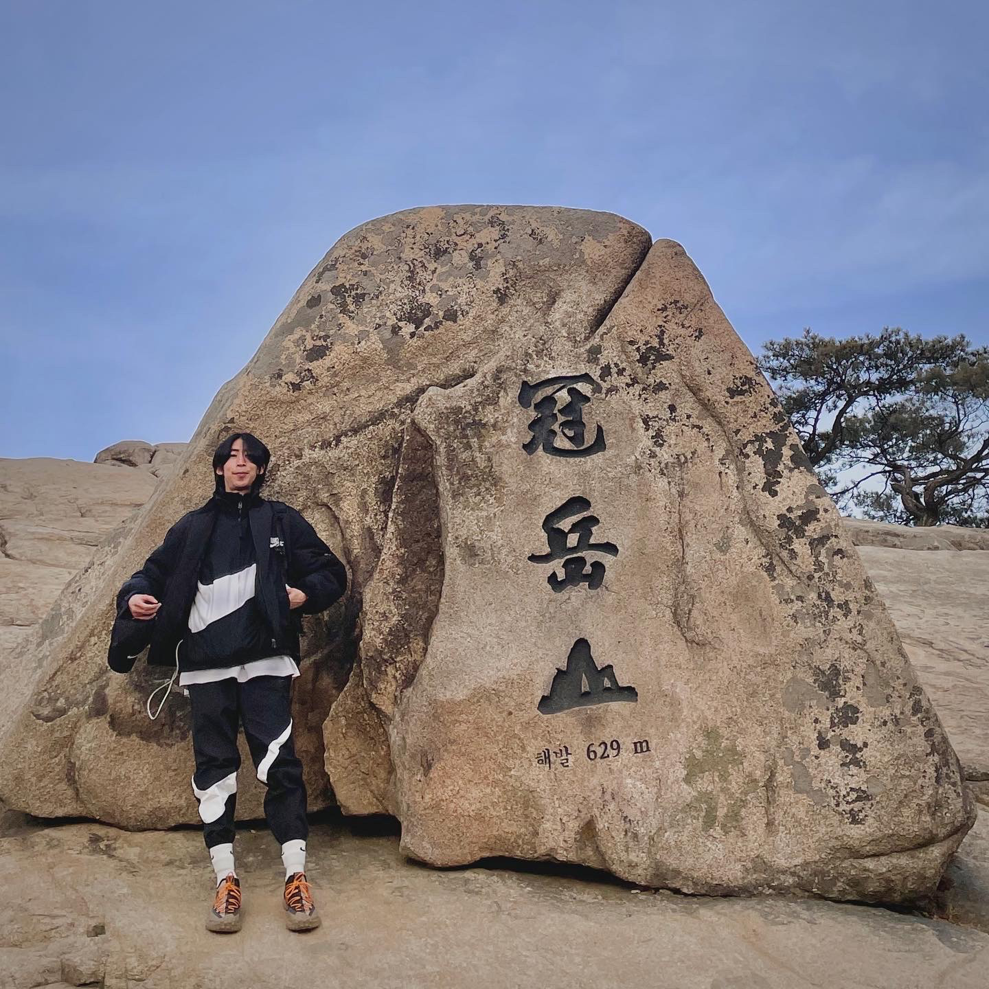 Nike ACG Mountain Fly Low Fossil Stone 착용 스타일 - 1