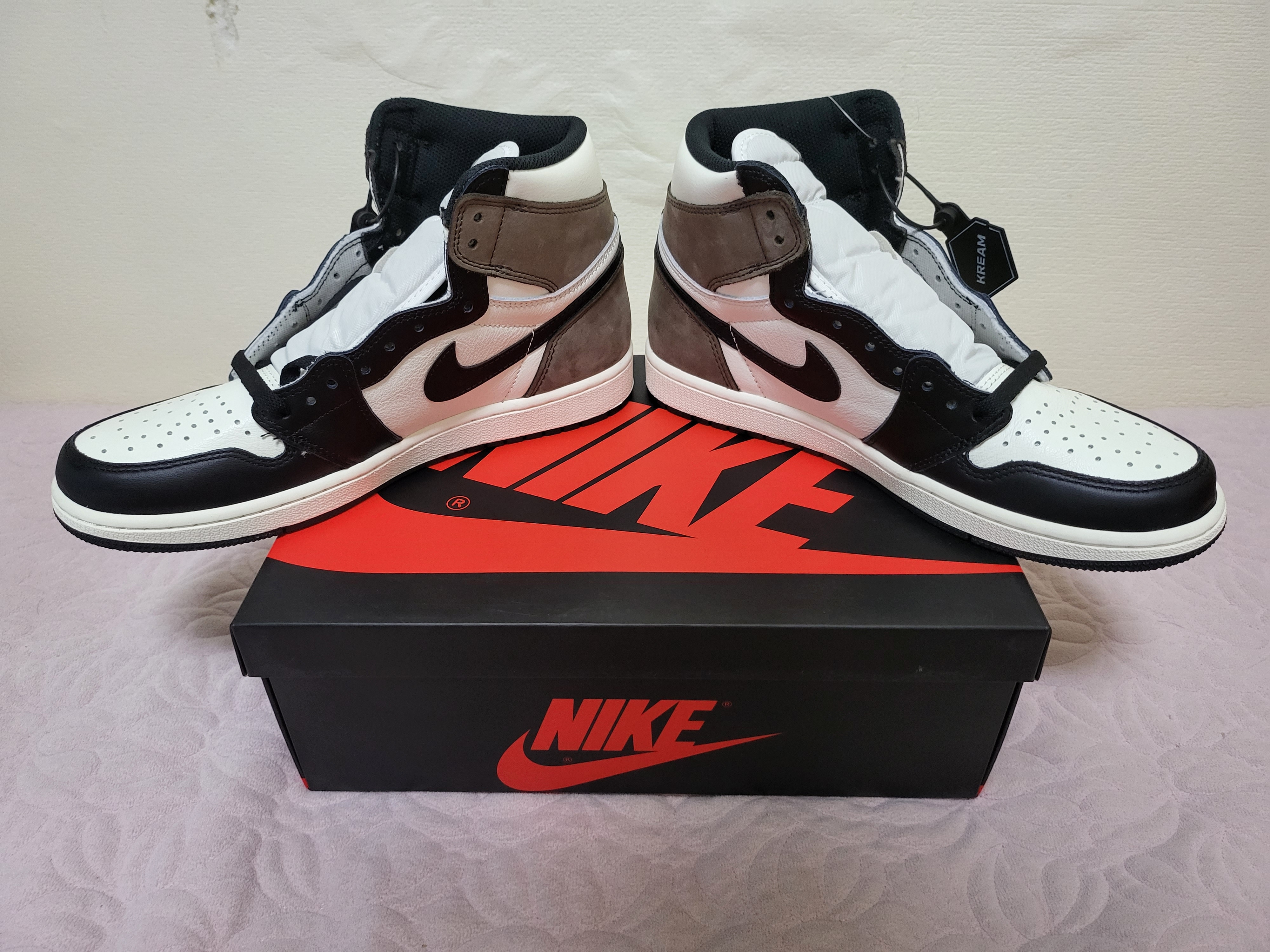 Jordan 1 Retro High OG Black Mocha 착용 스타일 - 2