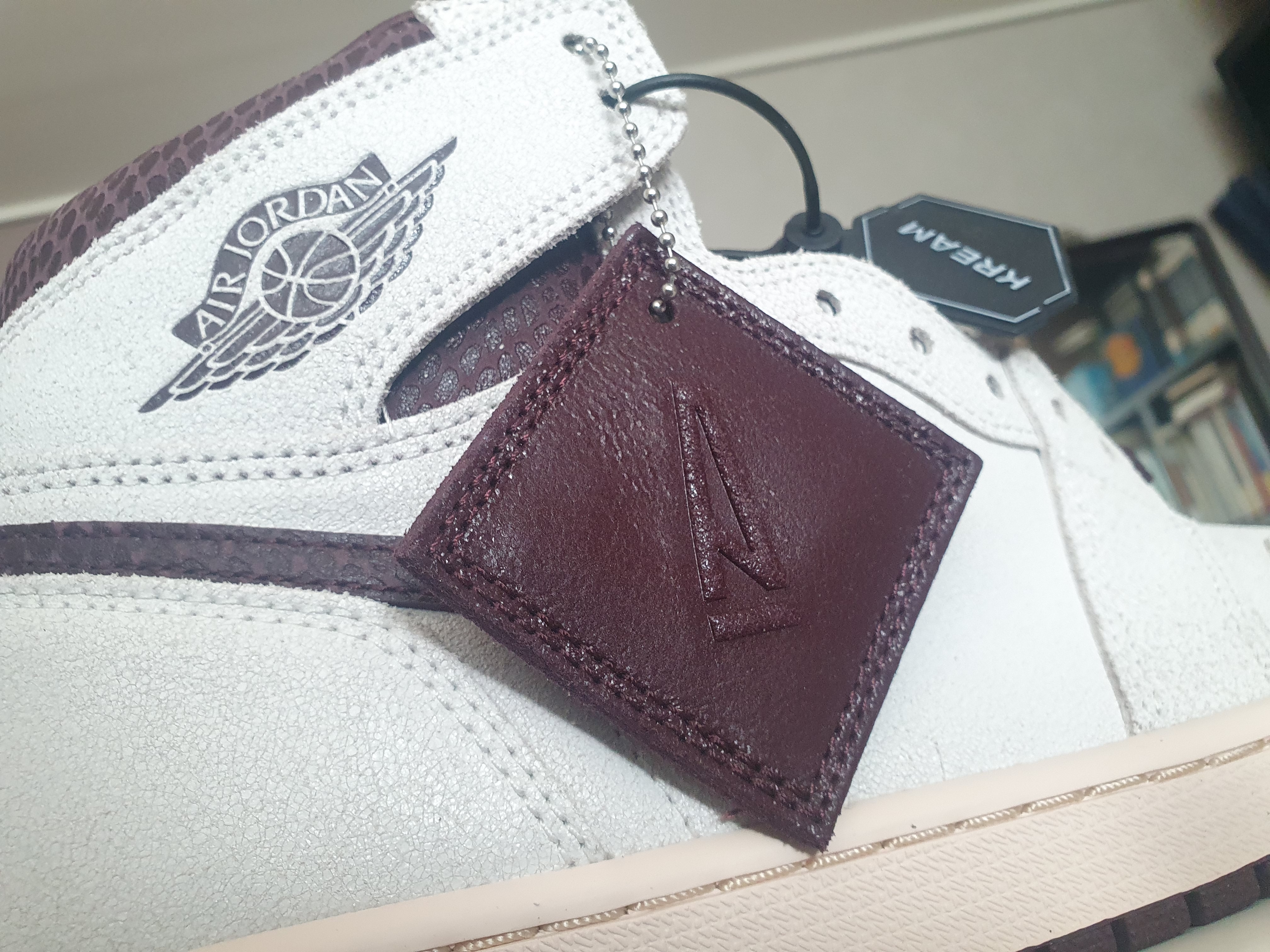 Jordan 1 x A Ma Maniere Retro High OG SP Sail and Burgundy 착용 스타일 - 4