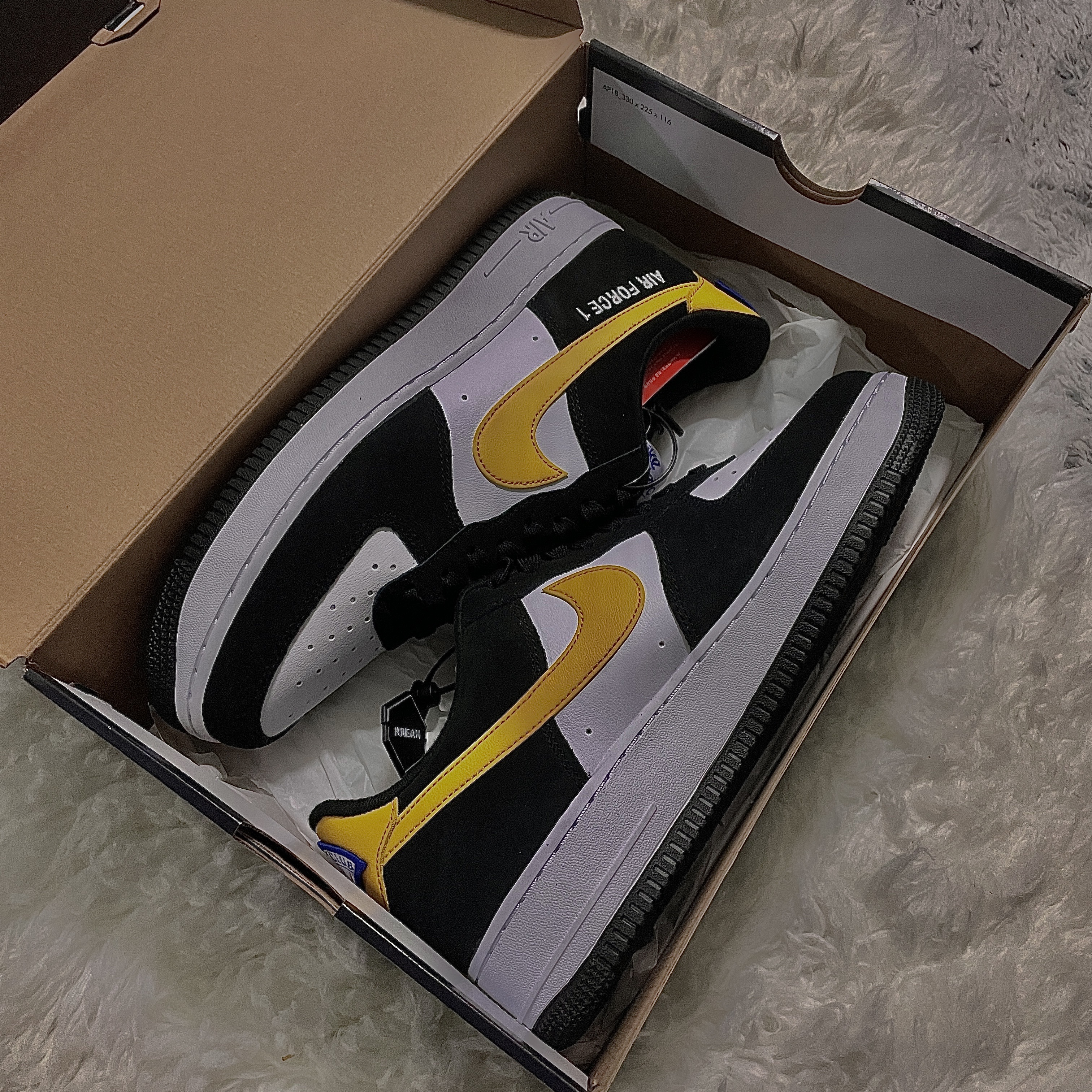 Nike Air Force 1 '07 LV8 Athletic Club Black Dark Sulfur 착용 스타일 - 5
