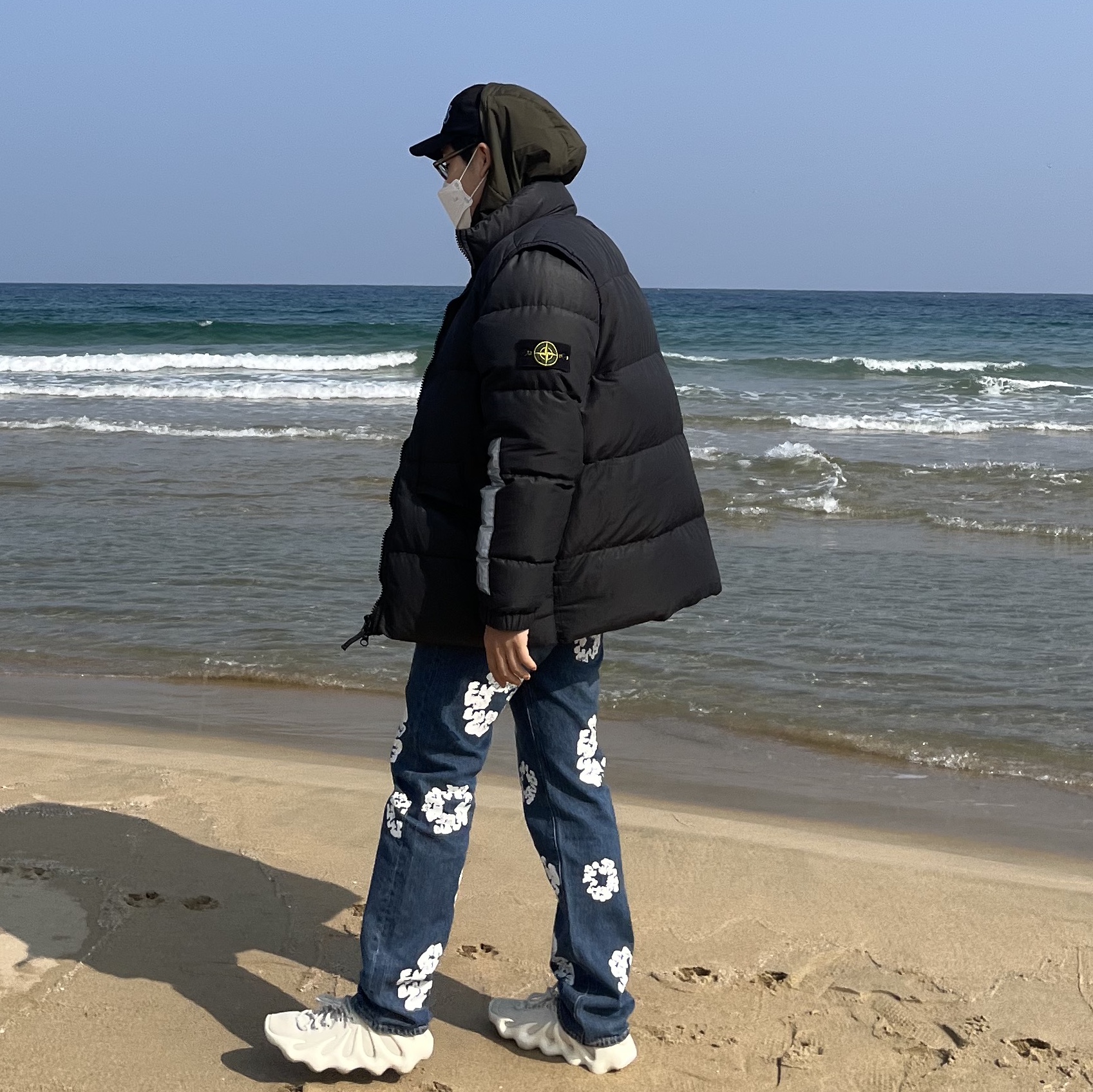 Adidas Yeezy 450 Cloud White, Arc'teryx Atom LT Hoody Anecdote 착용 스타일