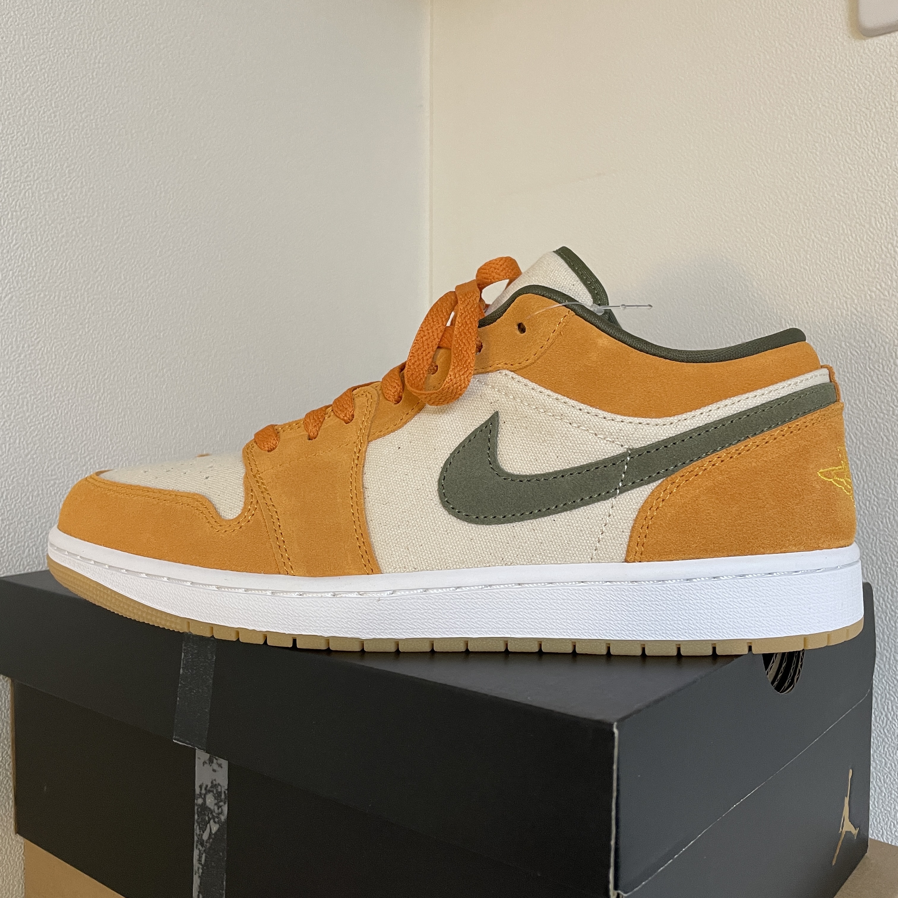 Jordan 1 Low SE Light Curry 착용 스타일 - 2