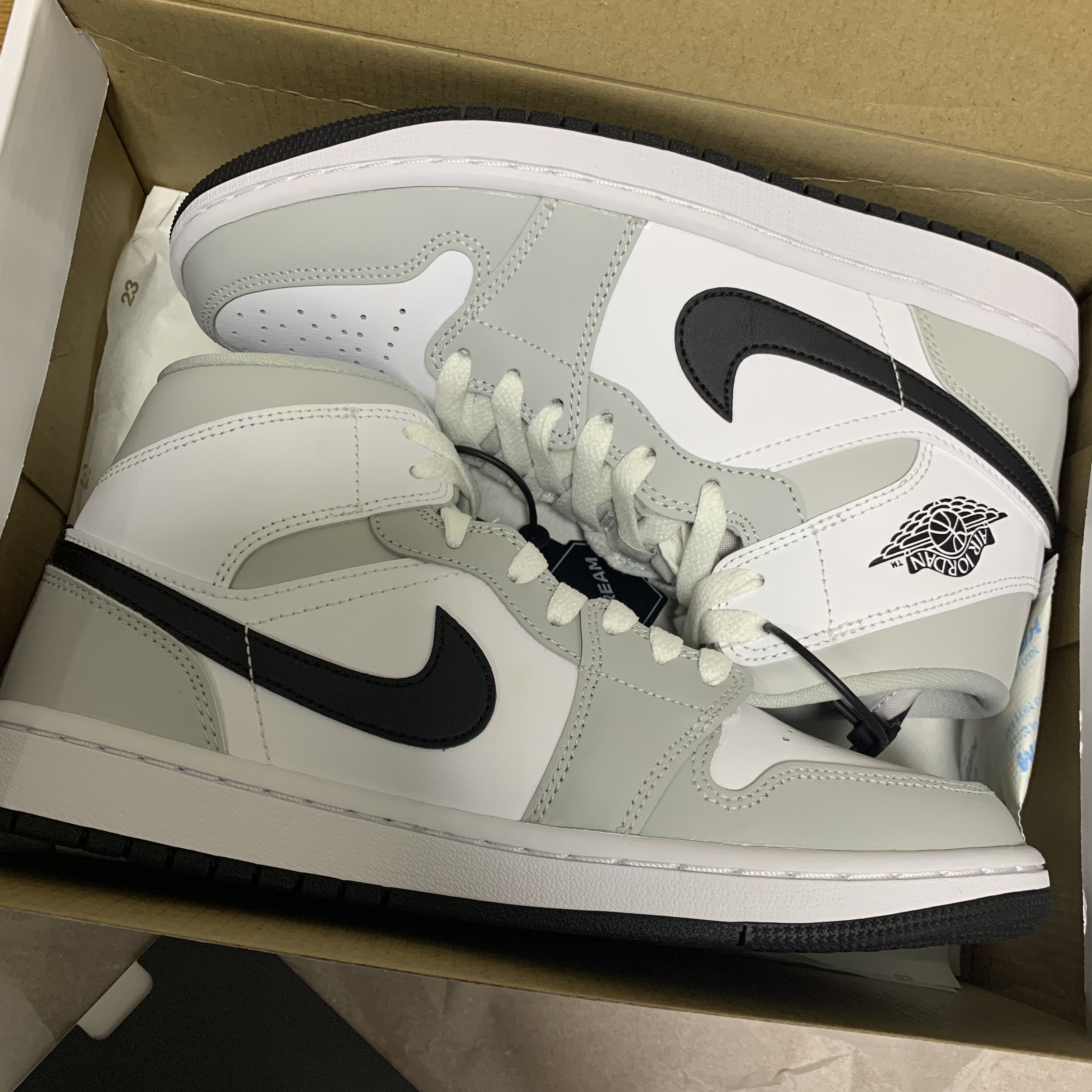 (W) Jordan 1 Mid Grey Fog 착용 스타일 - 2
