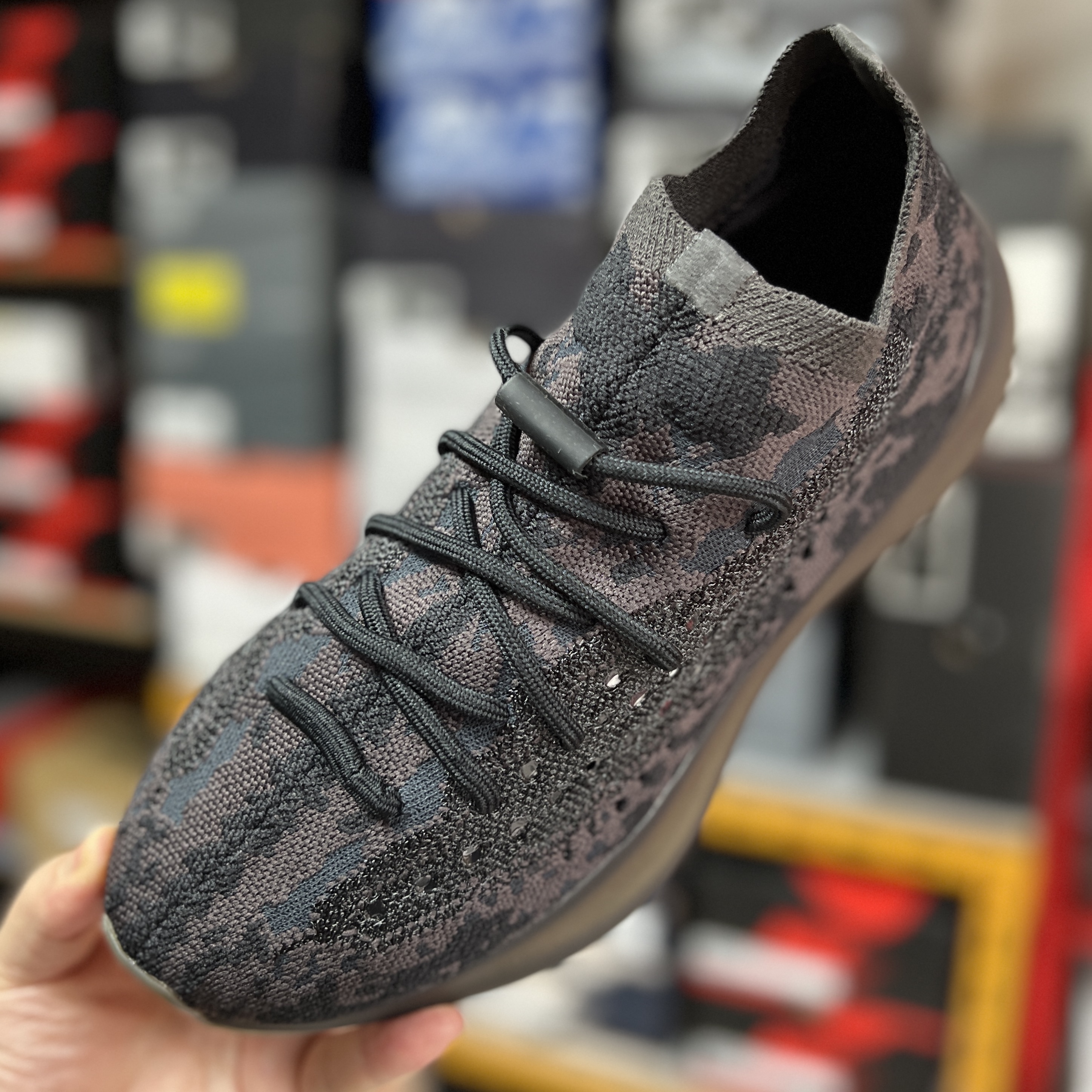 Adidas Yeezy Boost 380 Onyx - Non-Reflective 착용 스타일 - 1