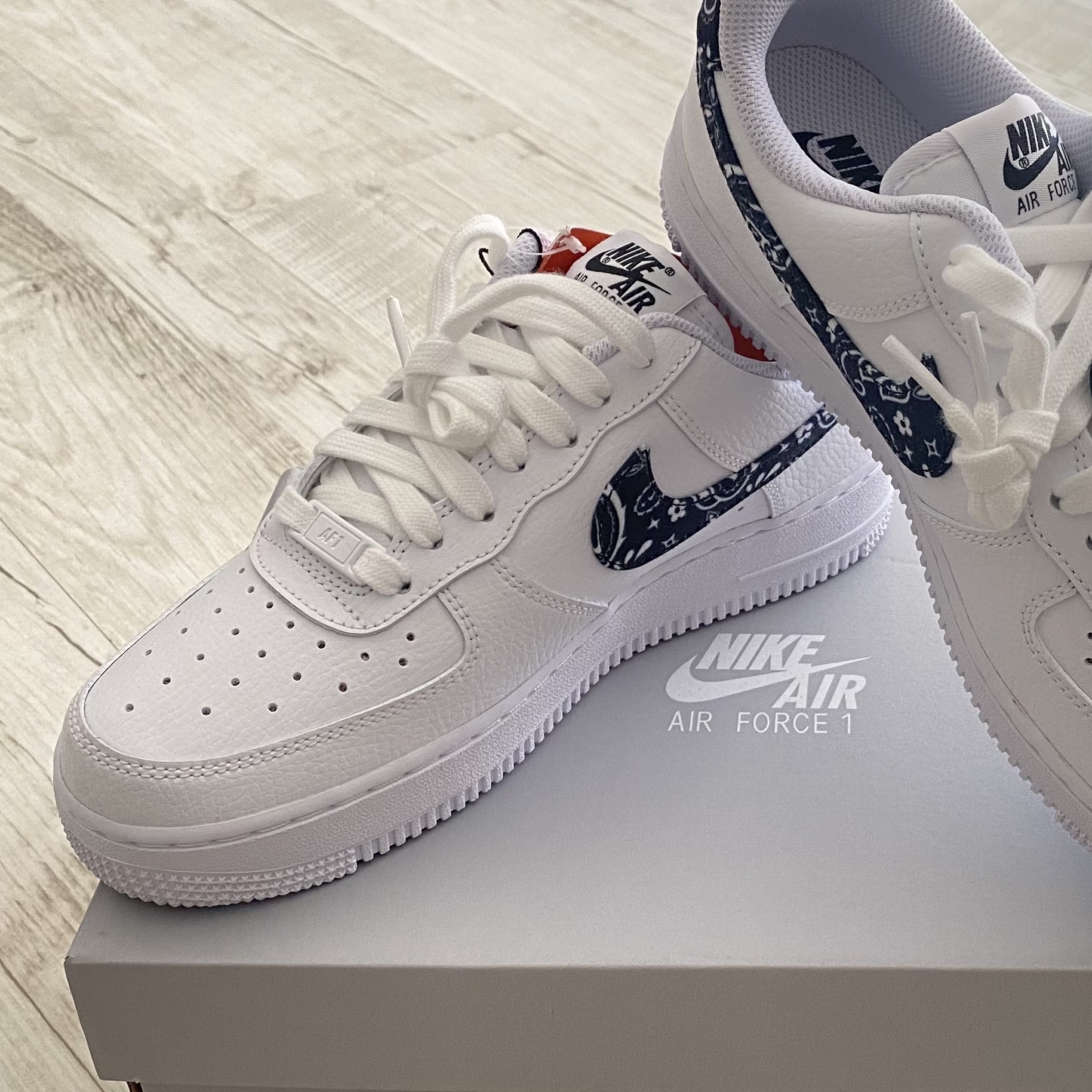 (W) Nike Air Force 1 '07 Essential Paisley Swoosh White Black 착용 스타일 - 2