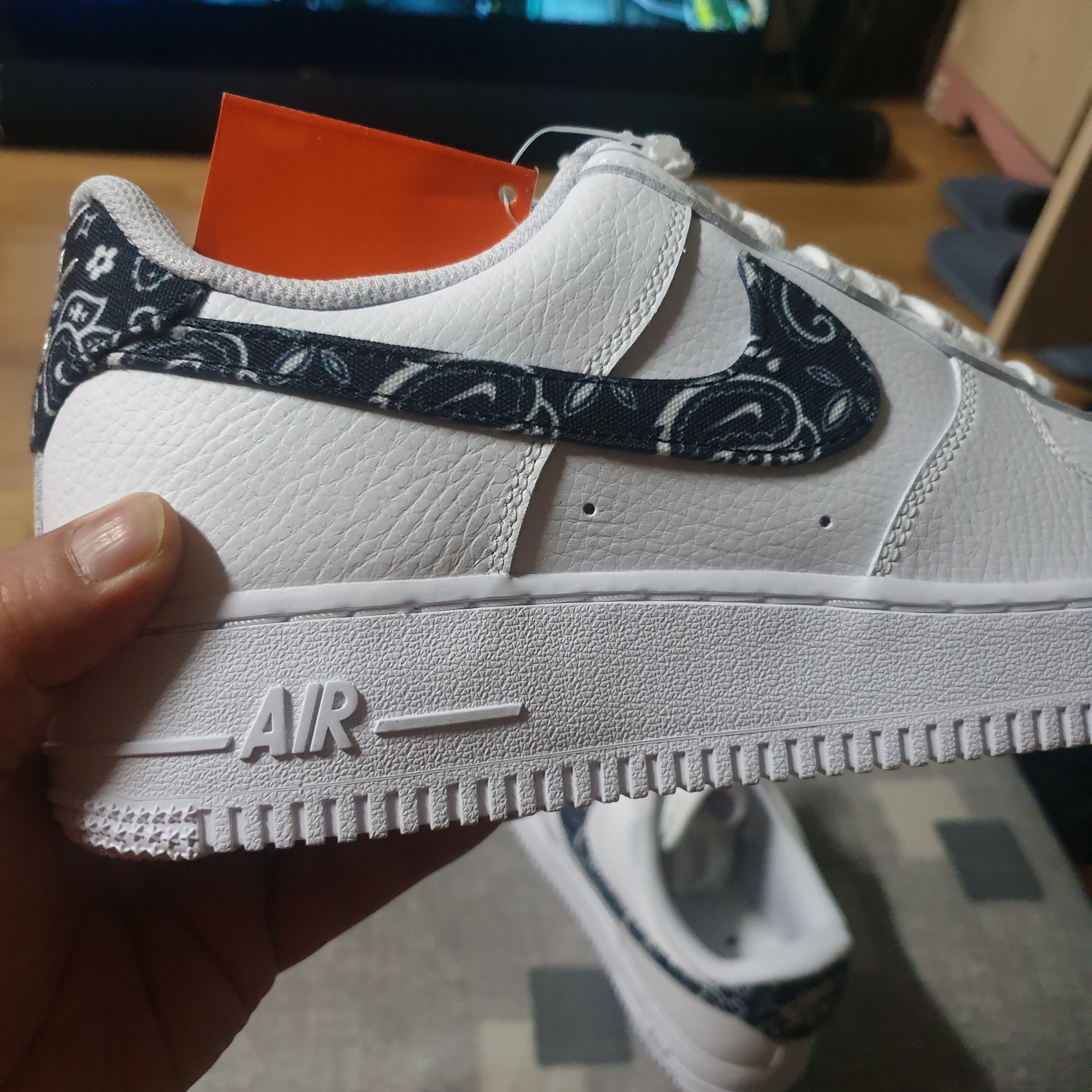(W) Nike Air Force 1 '07 Essential Paisley Swoosh White Black 착용 스타일 - 4