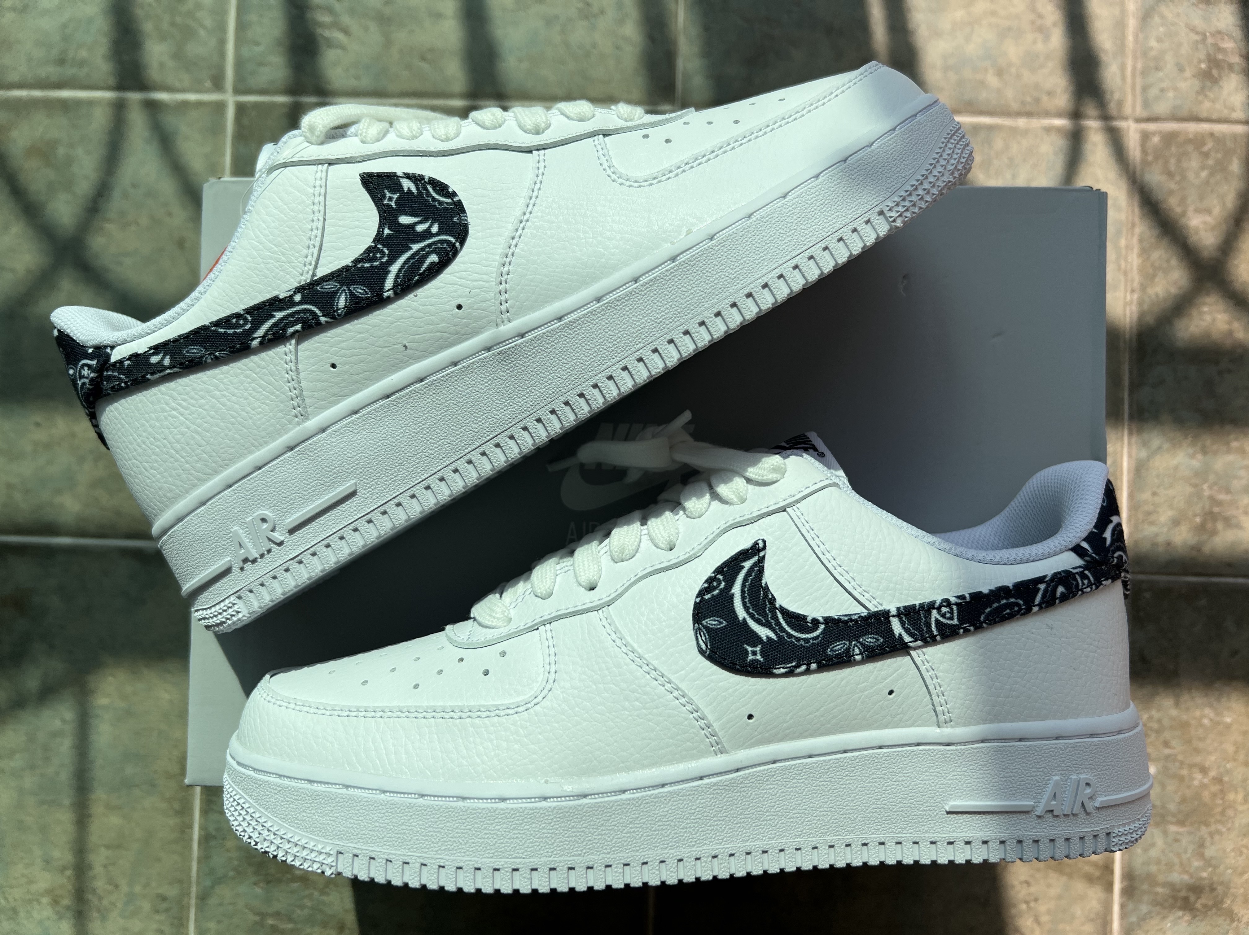 (W) Nike Air Force 1 '07 Essential Paisley Swoosh White Black 착용 스타일