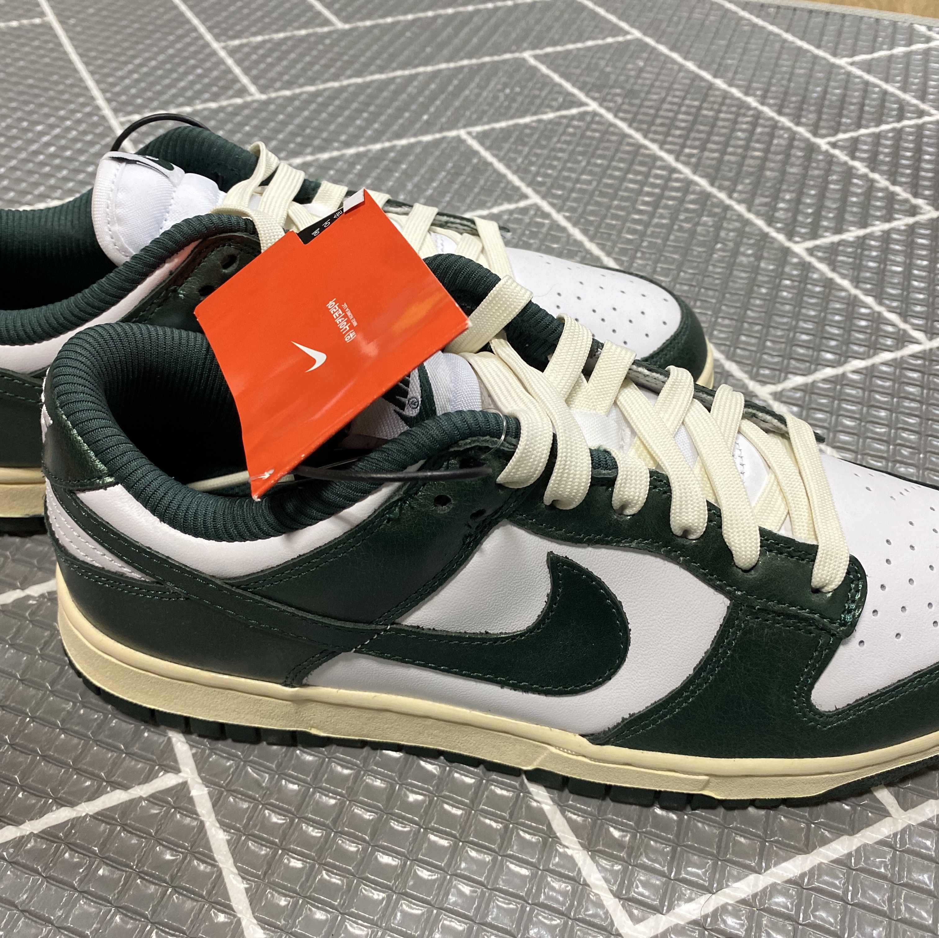 (W) Nike Dunk Low Vintage Green, (W) Nike Dunk Low Vintage Midnight Navy 착용 스타일 - 1
