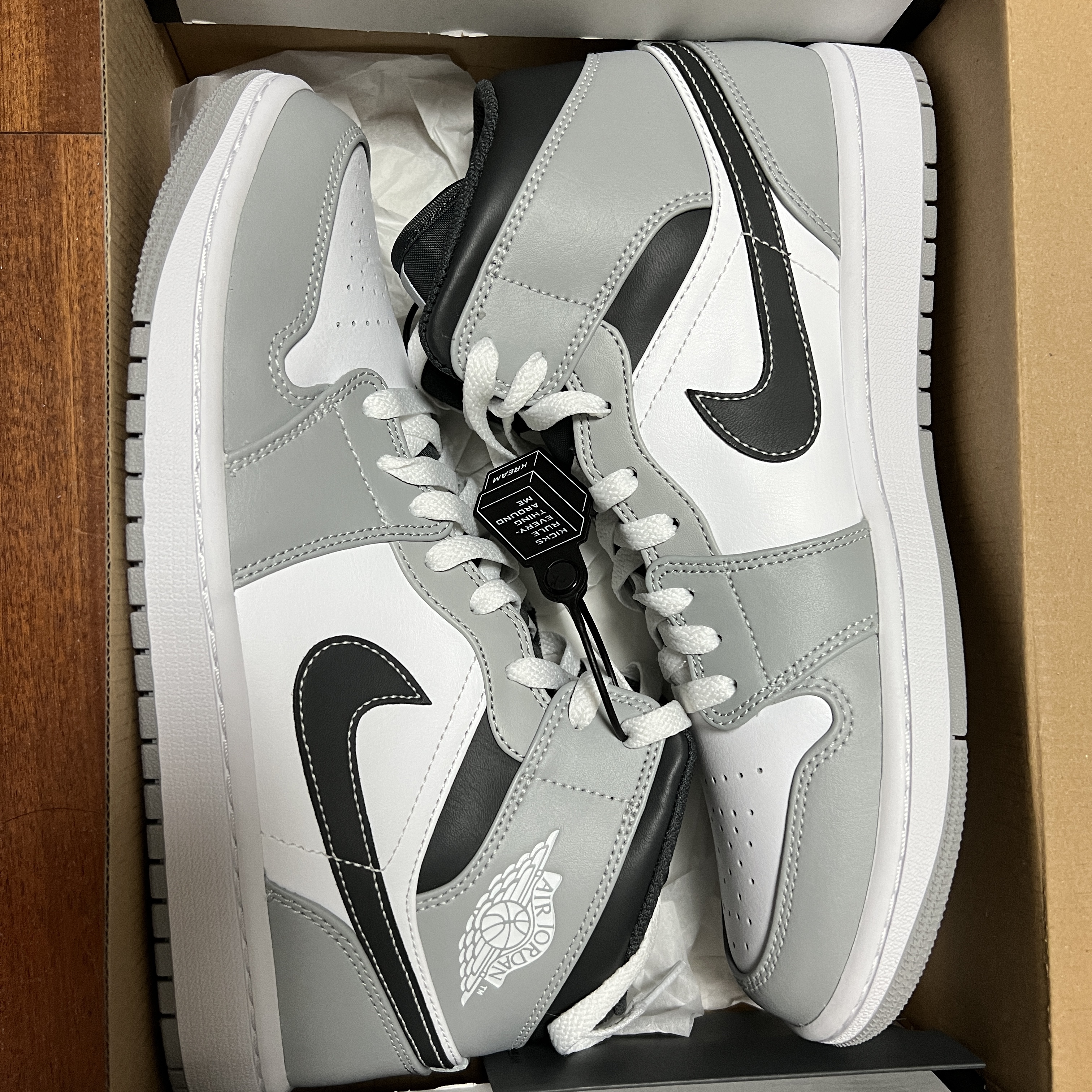 Jordan 1 Mid Light Smoke Grey Anthracite 착용 스타일 - 1
