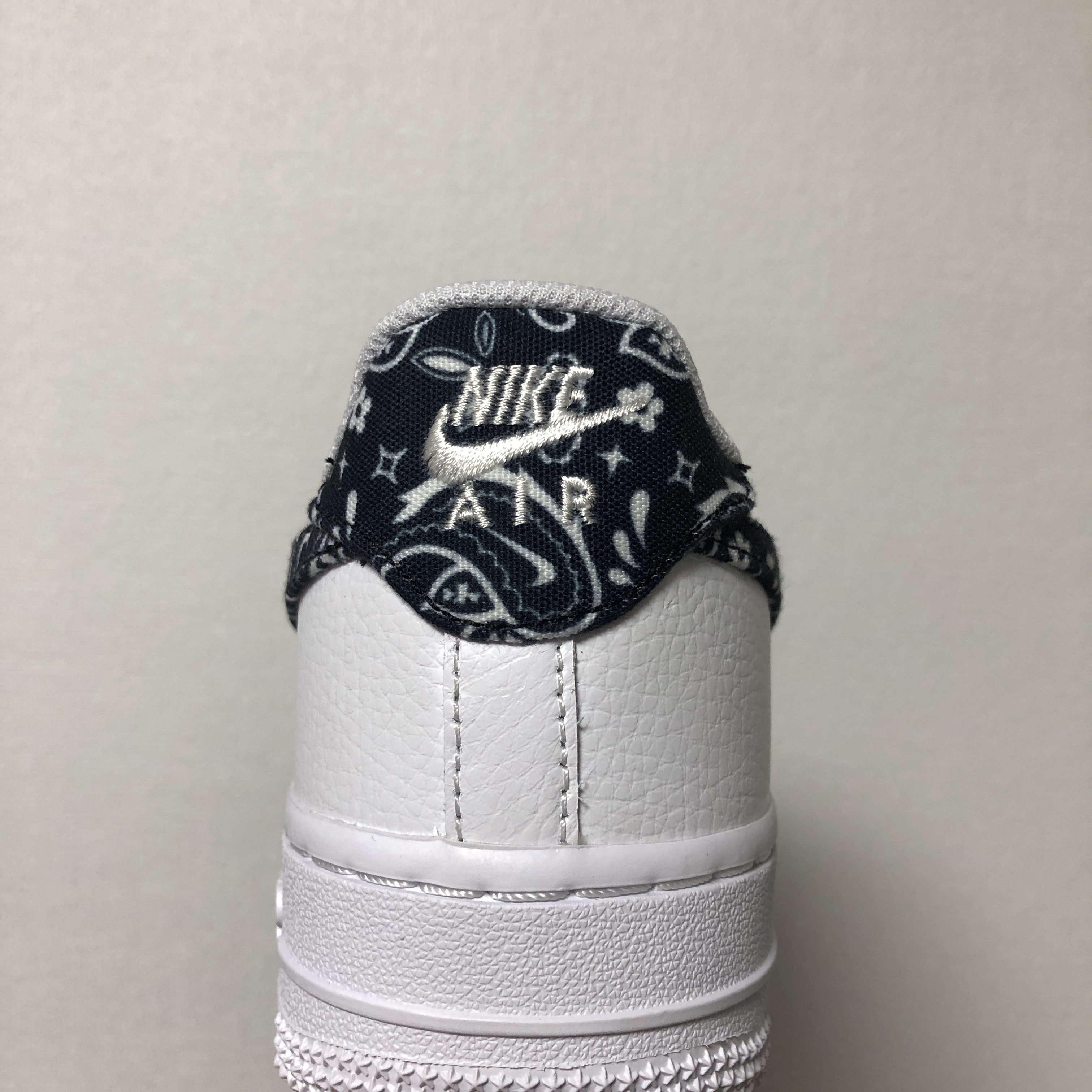 (W) Nike Air Force 1 '07 Essential Paisley Swoosh White Black 착용 스타일 - 4