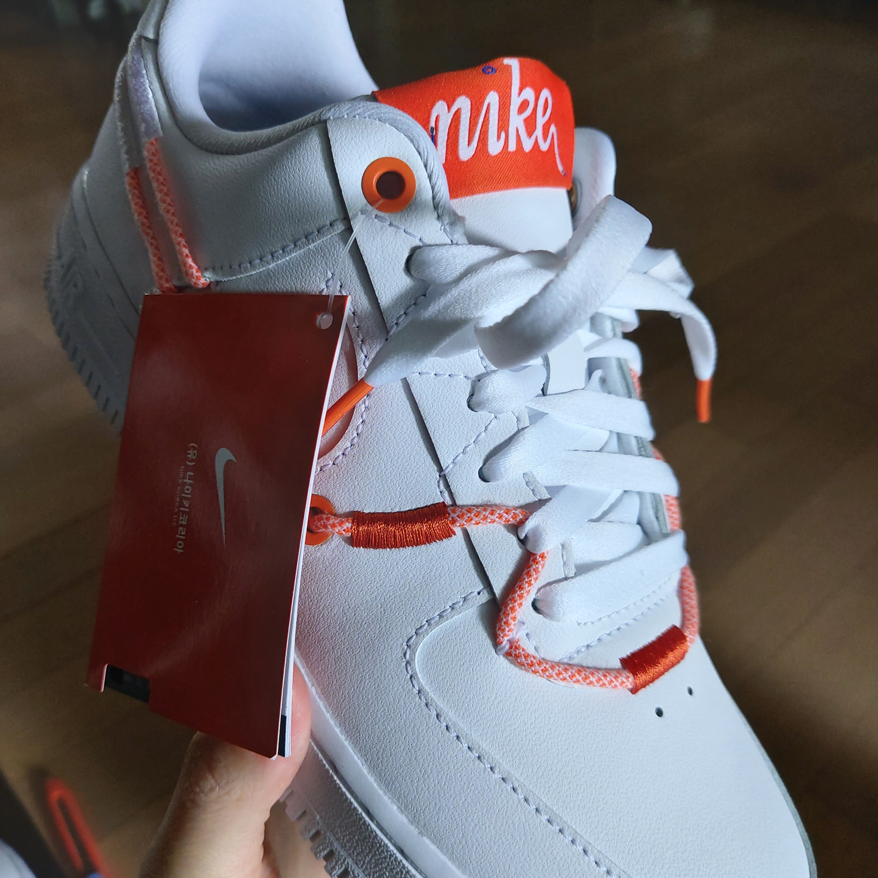 (W) Nike Air Force 1 '07 LX White Safety Orange 착용 스타일 - 3